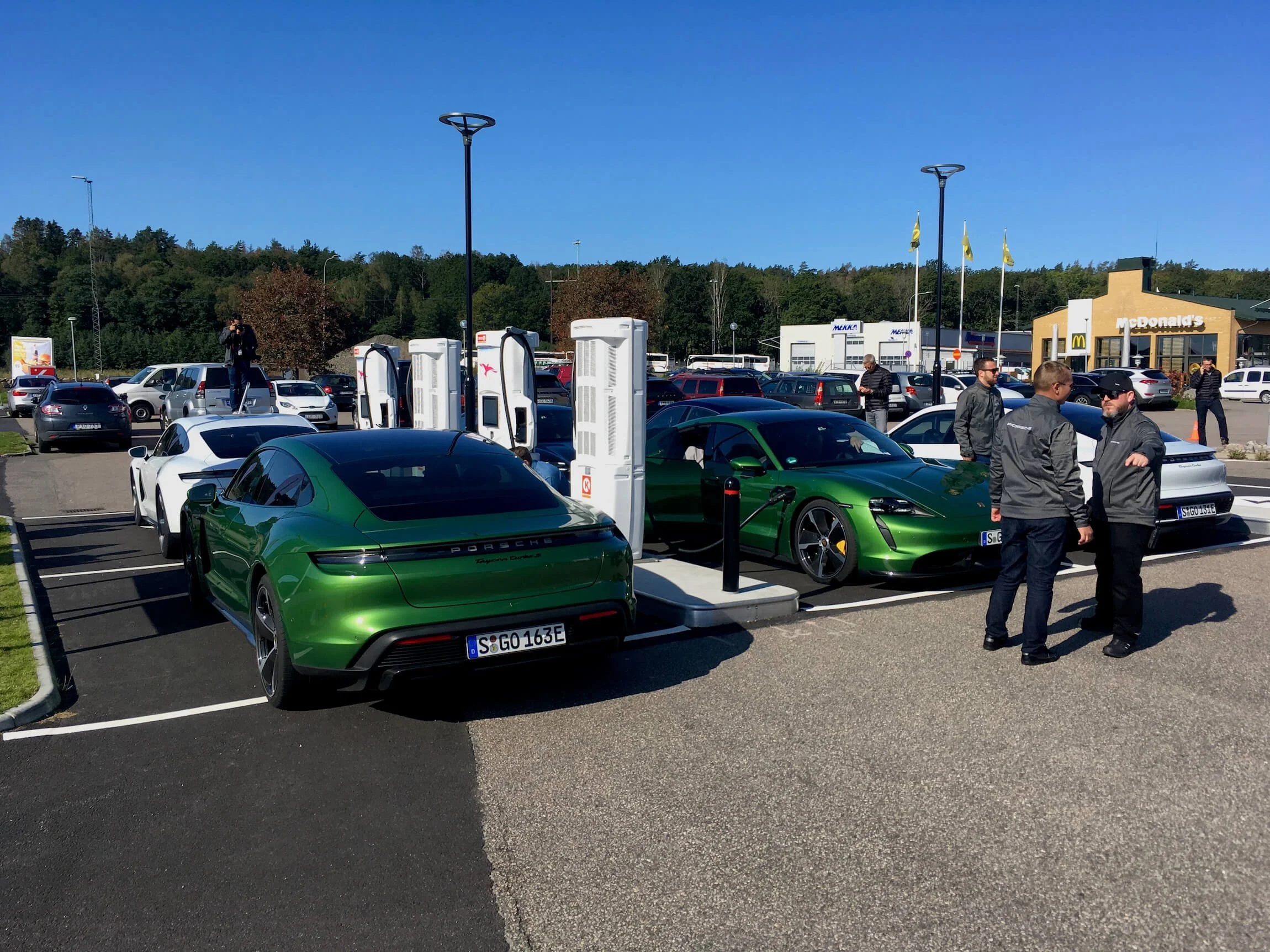  Tankpaus i Varberg under första presstestkörningen med  Porsche Taycan . Foto: Eric Lund. 