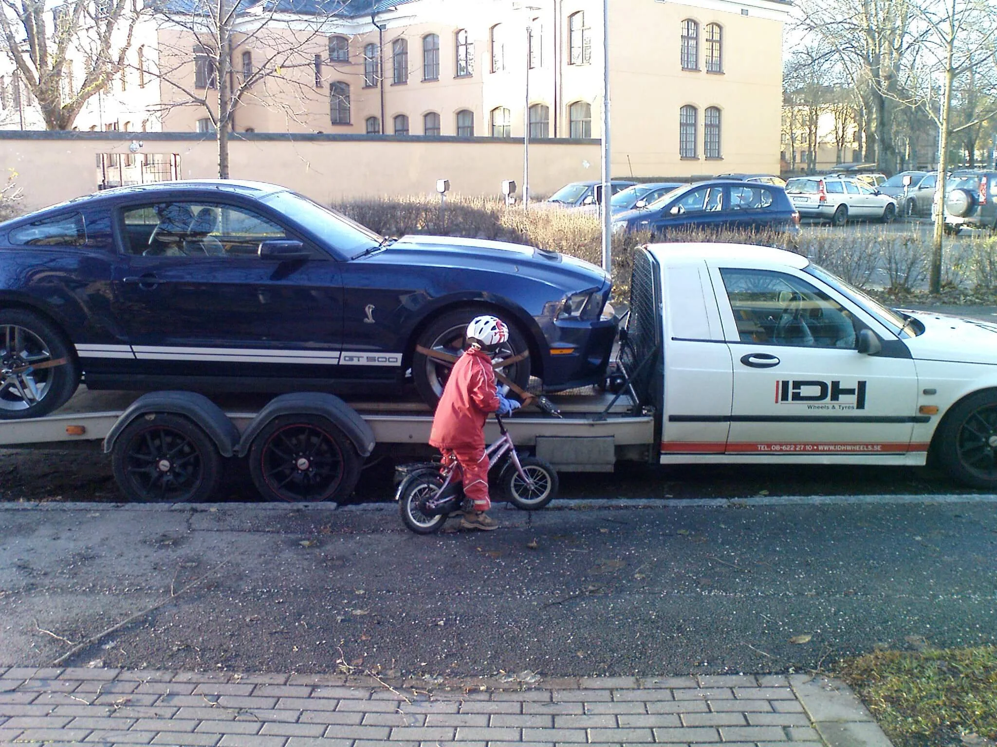   Ford Mustang Shelby GT500  skulle fotograferas i Saabs fotostudio i Vänersborg för ett reportage i GranTurismo. Dit och hem fick den åka på en Solstad-Saab. Spännande ekipage, tyckte Julius. Foto: Eric Lund. 