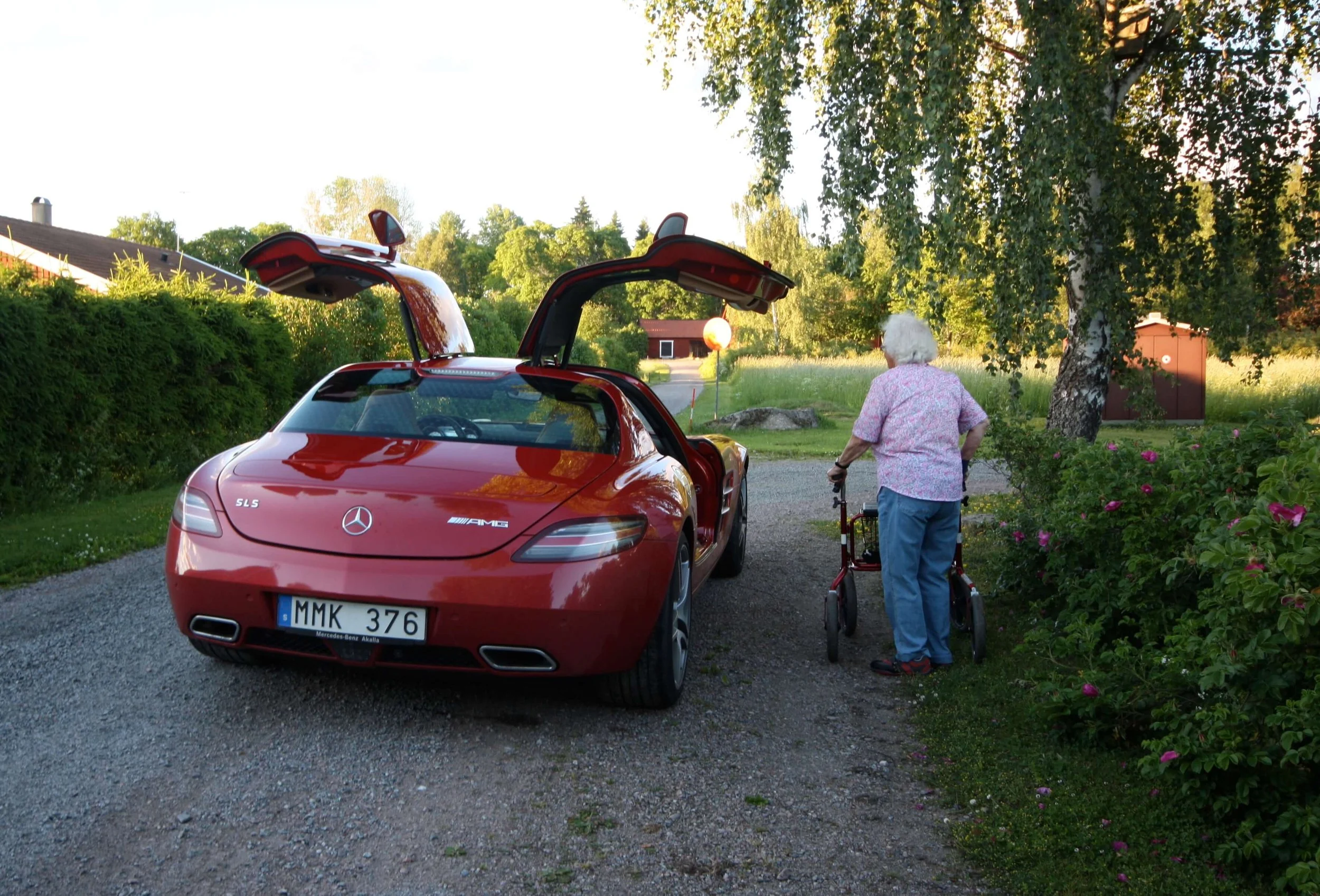 Mina föräldrars bekant Aina bekantar sig med testbilen Mercedes SLS AMG. Foto: Eric Lund. 