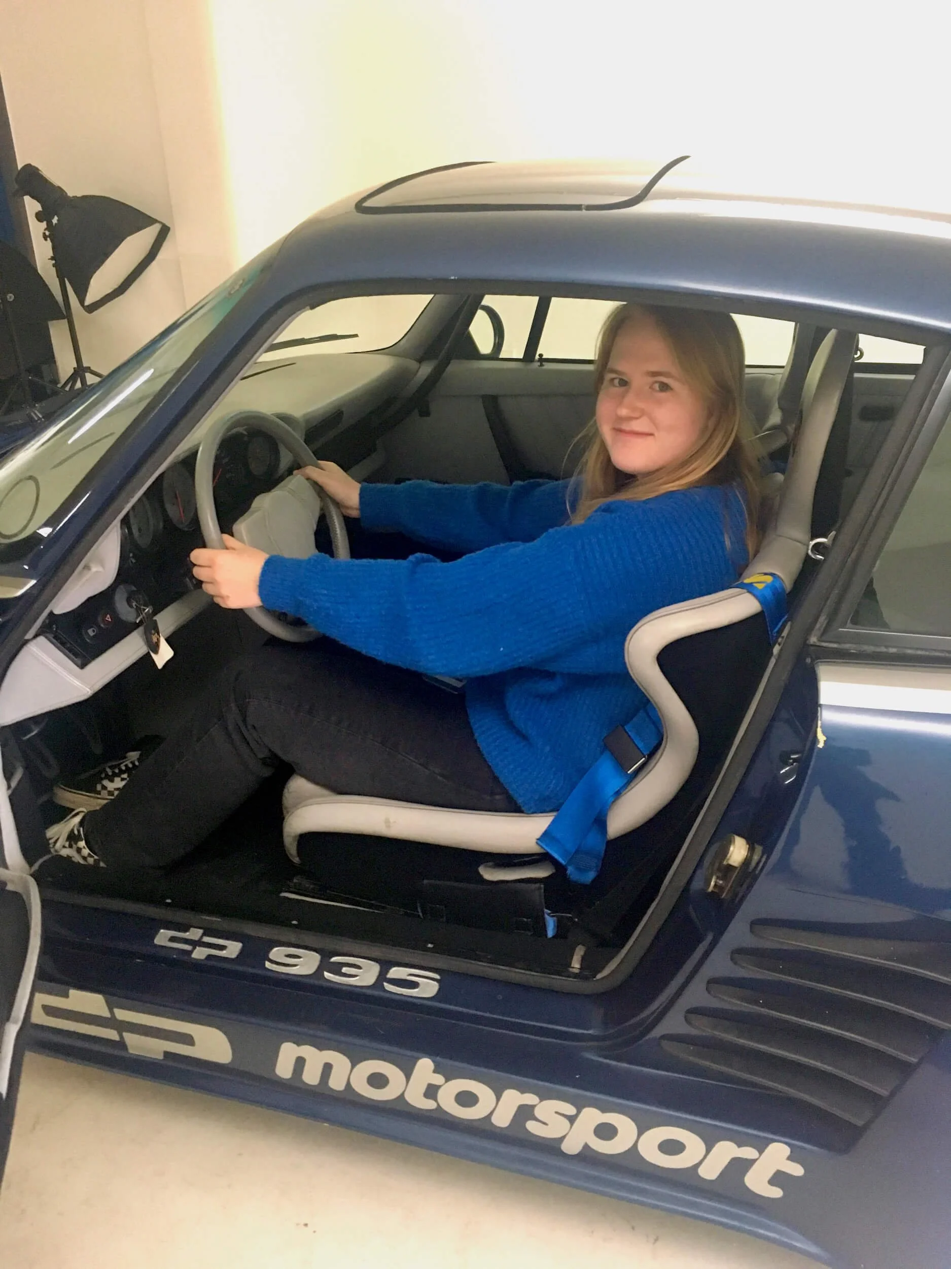  Esther provsitter rekordbilen  Porsche 935 DP1 Zirkelbach  vid fotosessionen i tidningen Klassikers fotostudio, februari 2022. Foto: Eric Lund. 