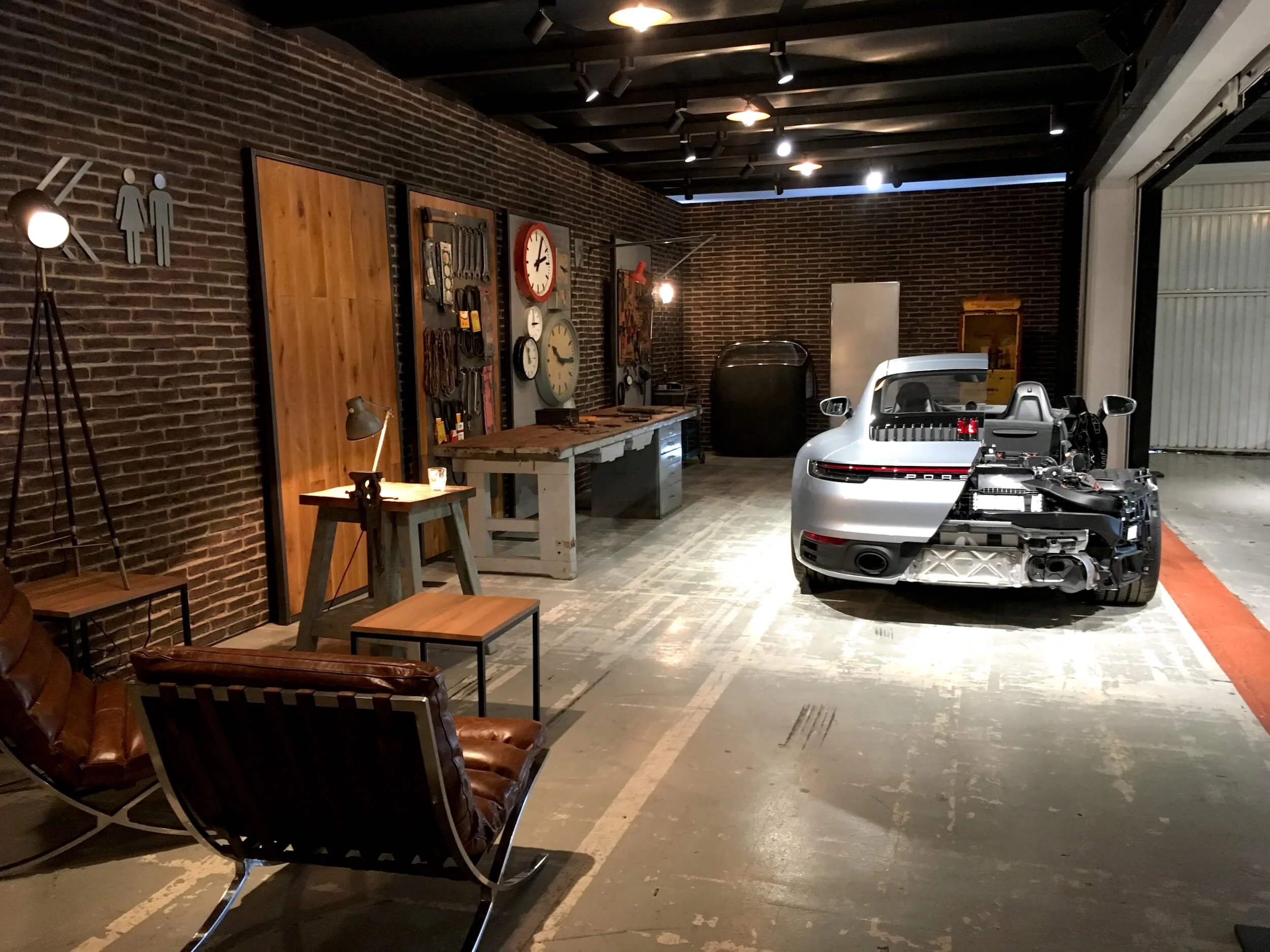 Pressvisning av ny 911 bland oljeburkar, fläktremmar och 7 generationer gammel-11