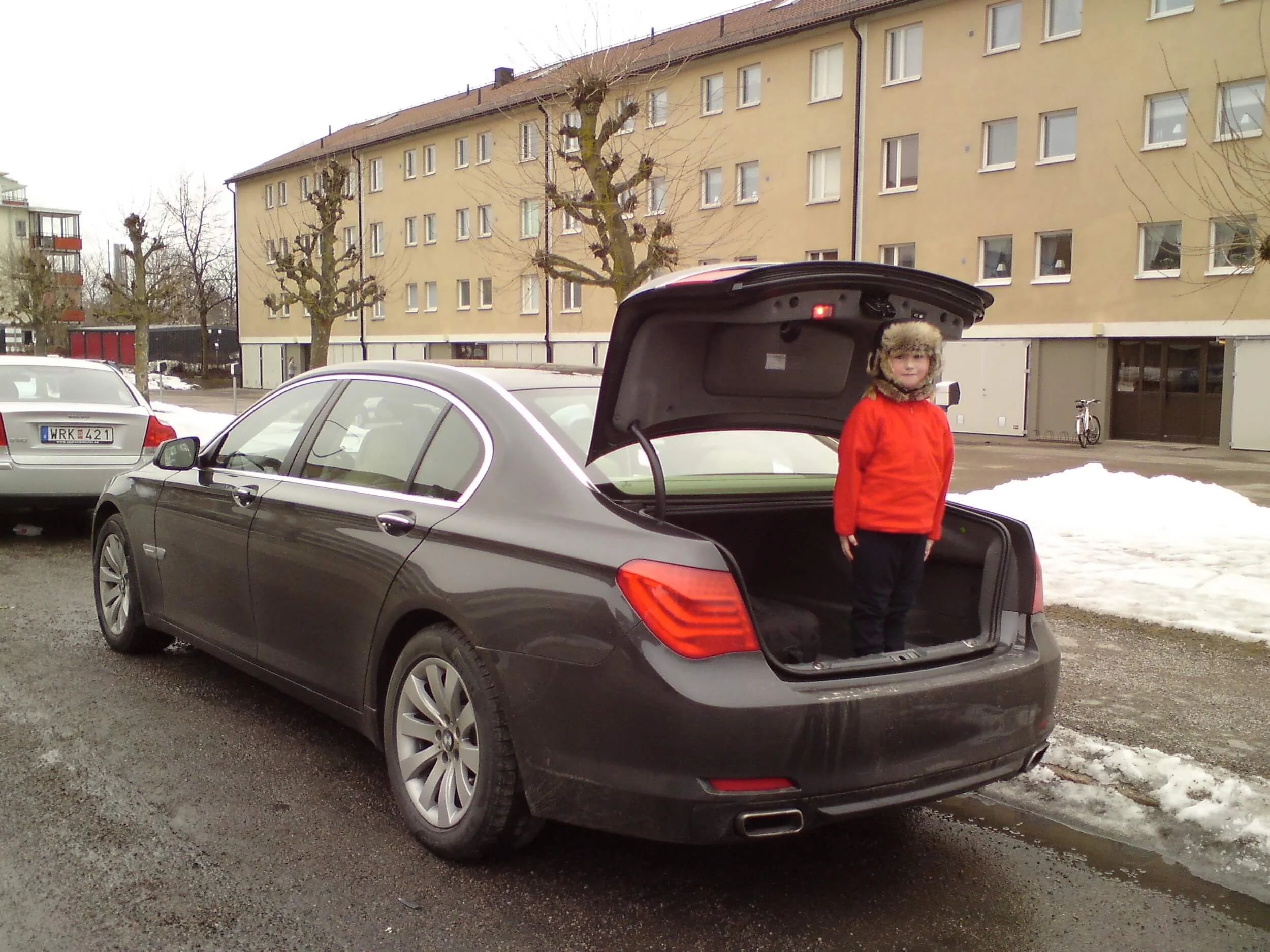  Stålmannen byter om i en telefonkiosk. Esther byter om i en BMW 750Li. 
