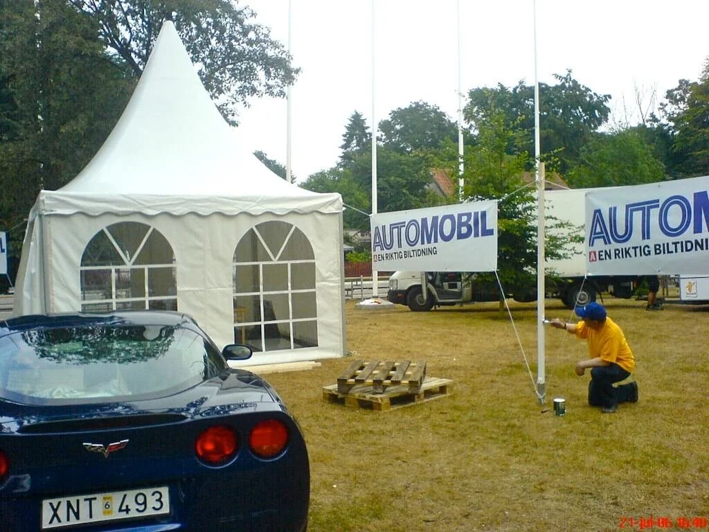 Stabben ordnade vår monter vid Falsterbo Sportscar &amp; Classic, sommaren 2006. Här målade han banderollstolparna. 