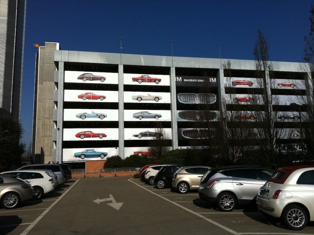  Parkeringsgaraget vid Maserati-fabriken i Modena är snyggare än andra parkeringsgarage. Foto: Eric Lund. 