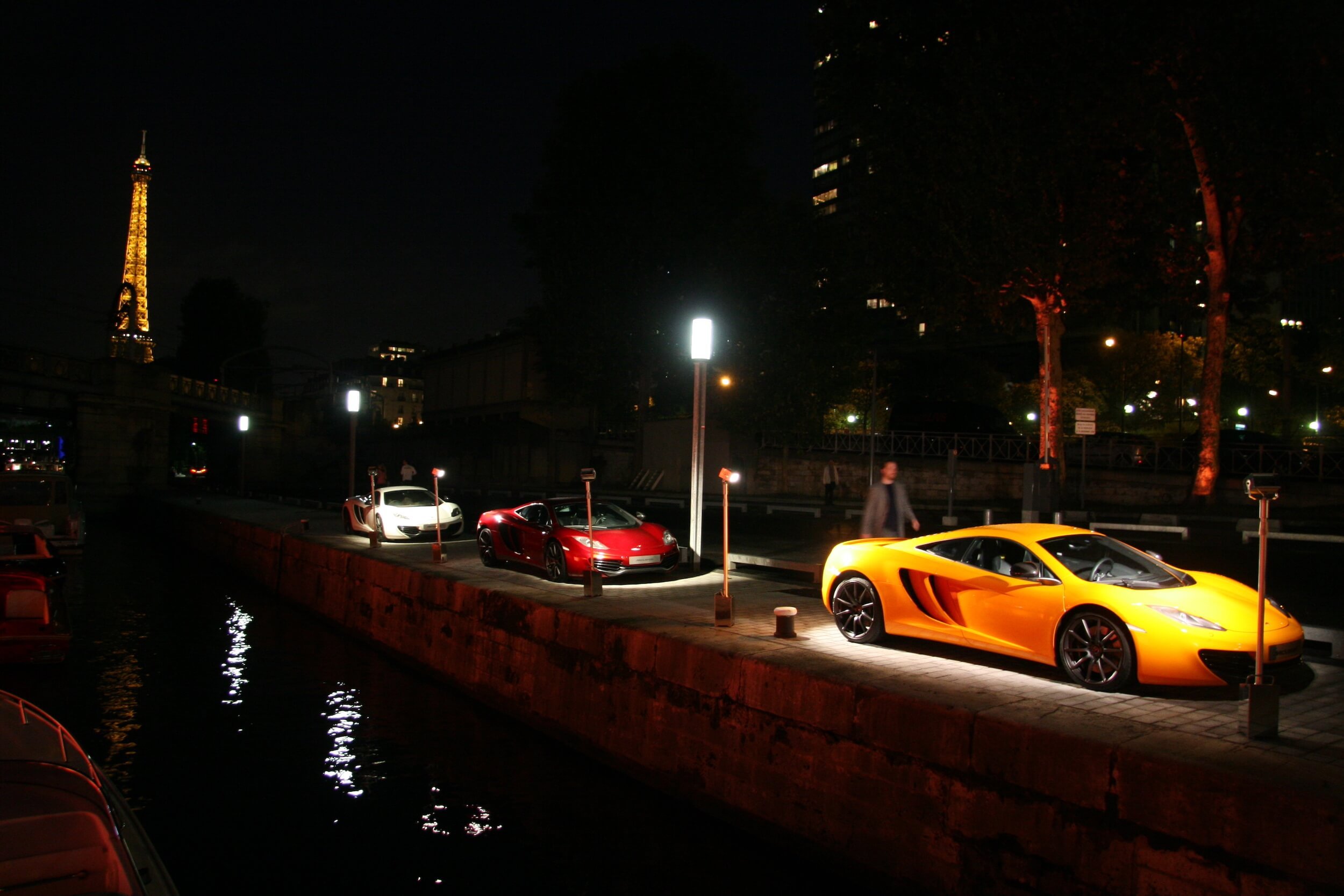  Vid världspremiären av McLaren P1 var det middag på en båt som flöt i Seine. På kajen stod tre McLaren MP4-12C. Foto: Eric Lund. 