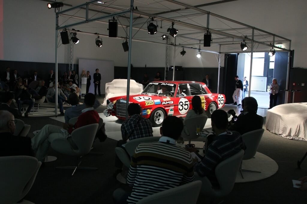  Presskonferens hos Mercedes-AMG i Affalterbach och in på scenen rullade en nybyggd replika av “Röda svinet”. Foto: Eric Lund. 