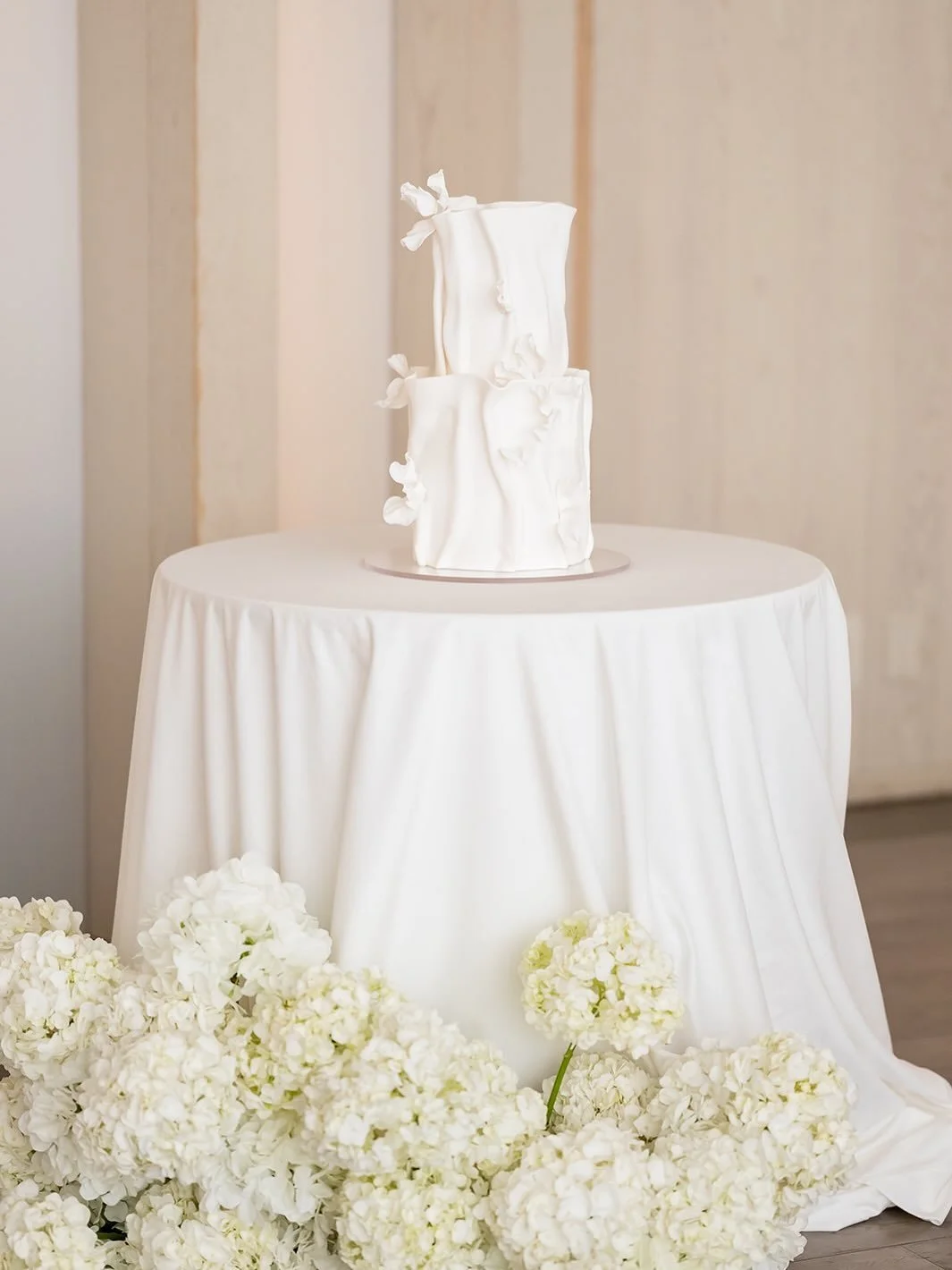 Day ➡️ Night

From perfectly placed to perfectly enjoyed.

Because once the pressure drops, the timelines fade away, and the dance floor fills up&hellip; the energy shifts into something unforgettable. ✨ 

Cake: @alittlesweeter_cakedesign 
Photograph