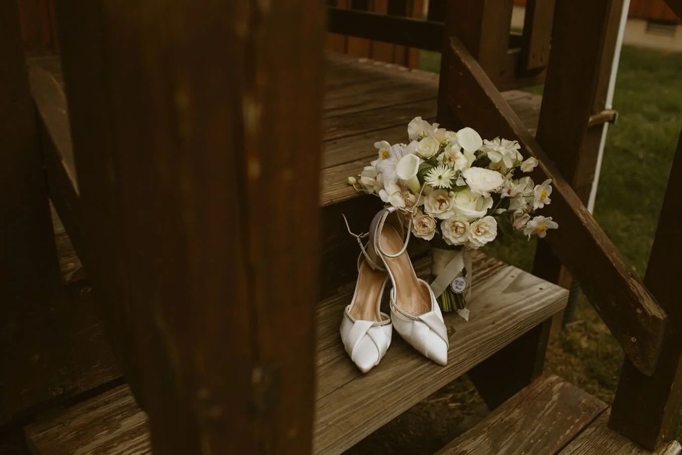 6 weddings + 3 sessions over the course of the last 8 days, and *whew*, we’ve got a LOT of gorgeous photos to share. ✨🤎