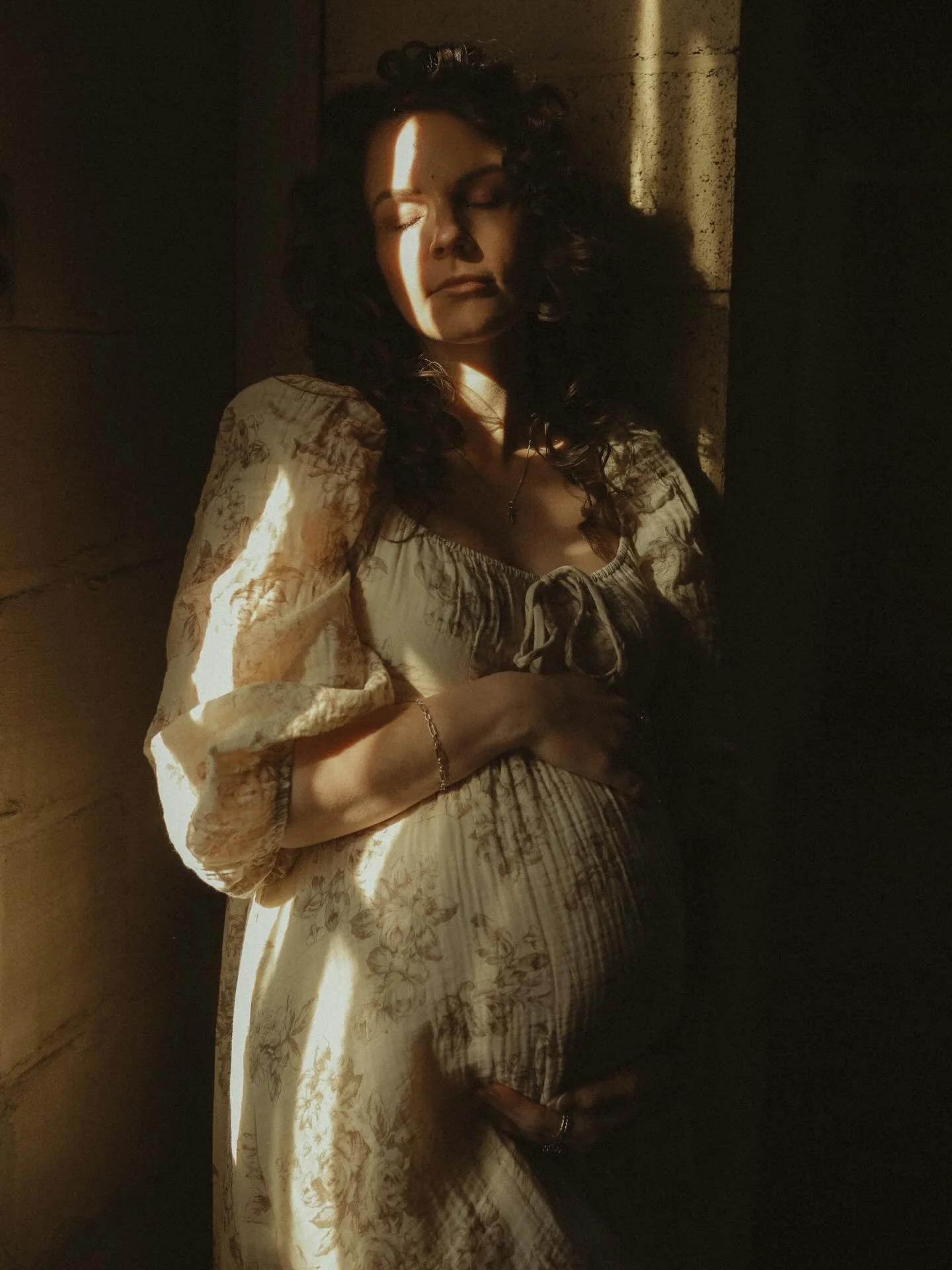 A few moments from this maternity session last week with the stunning @kleephotographyllc 🤎✨