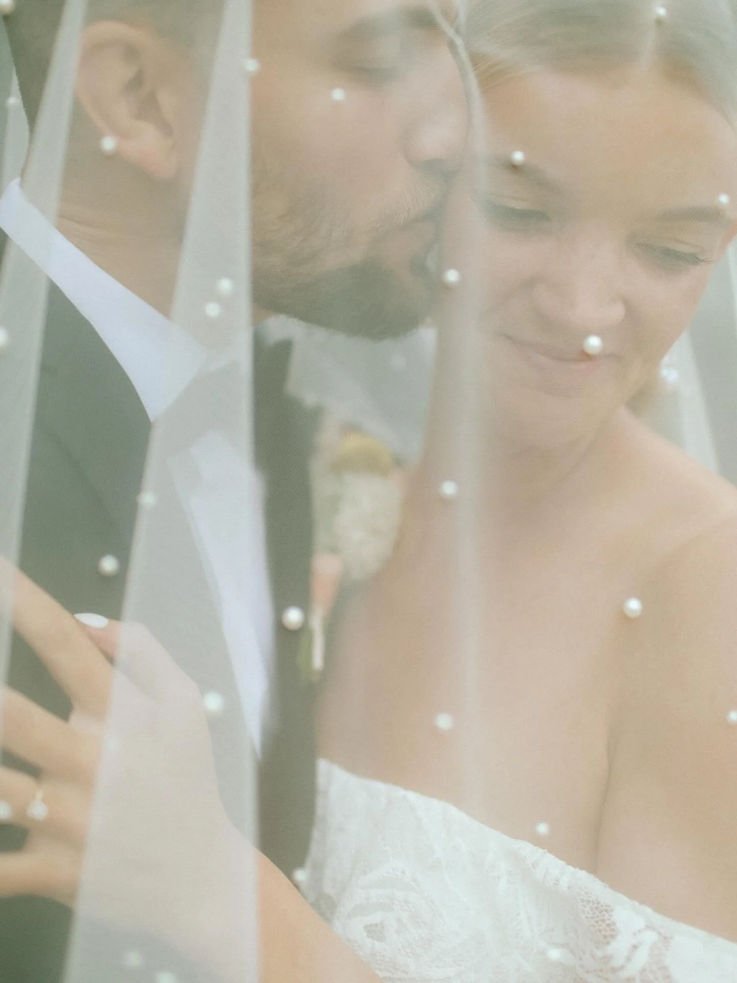 Pearls 🤝 veils 

From the most stunning wedding at @everlyatrailroad !