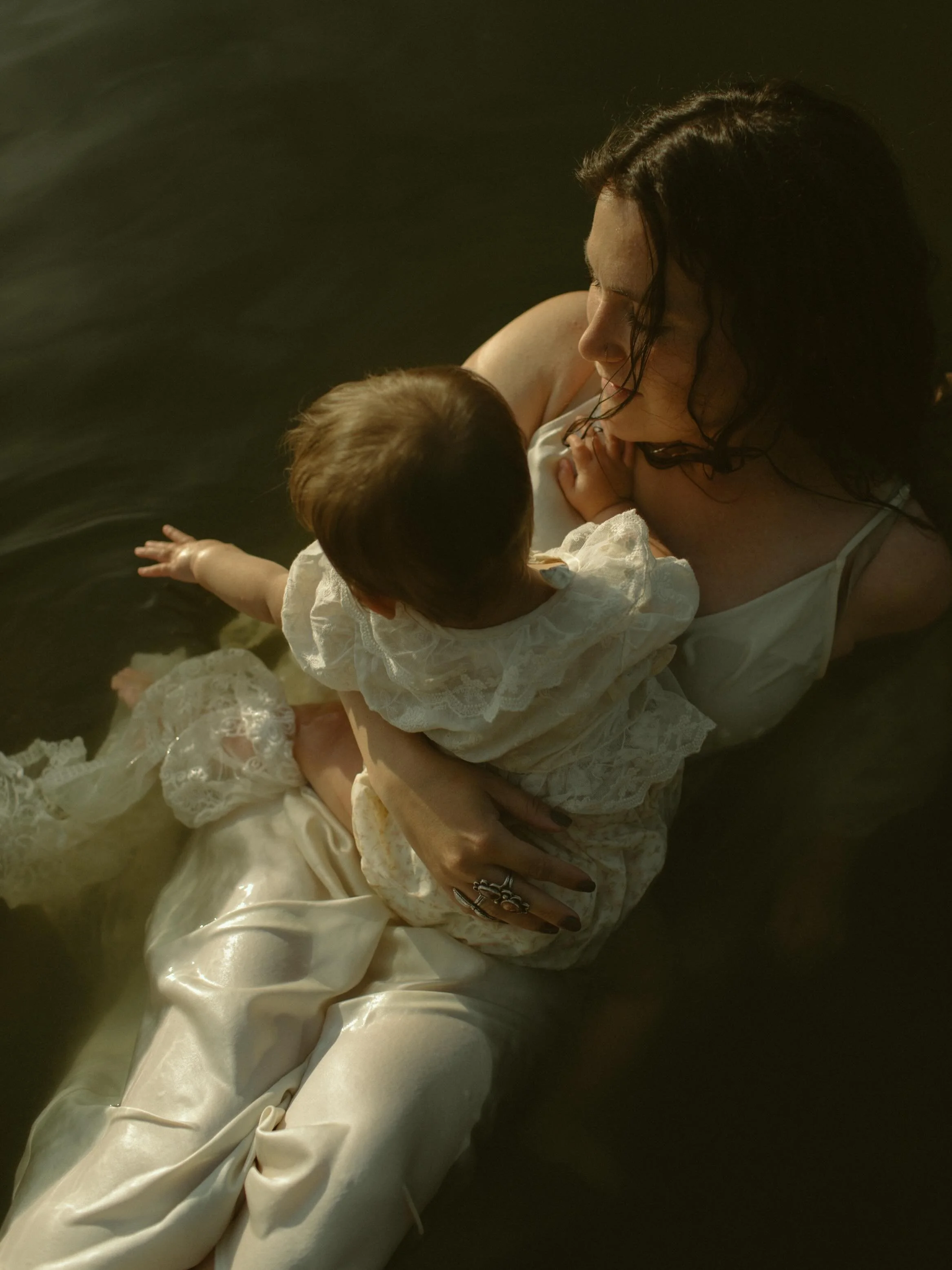 Motherhood magic. ✨🦢 
Swipe to the end to see a few photos from last year&rsquo;s session, waiting on her arrival!