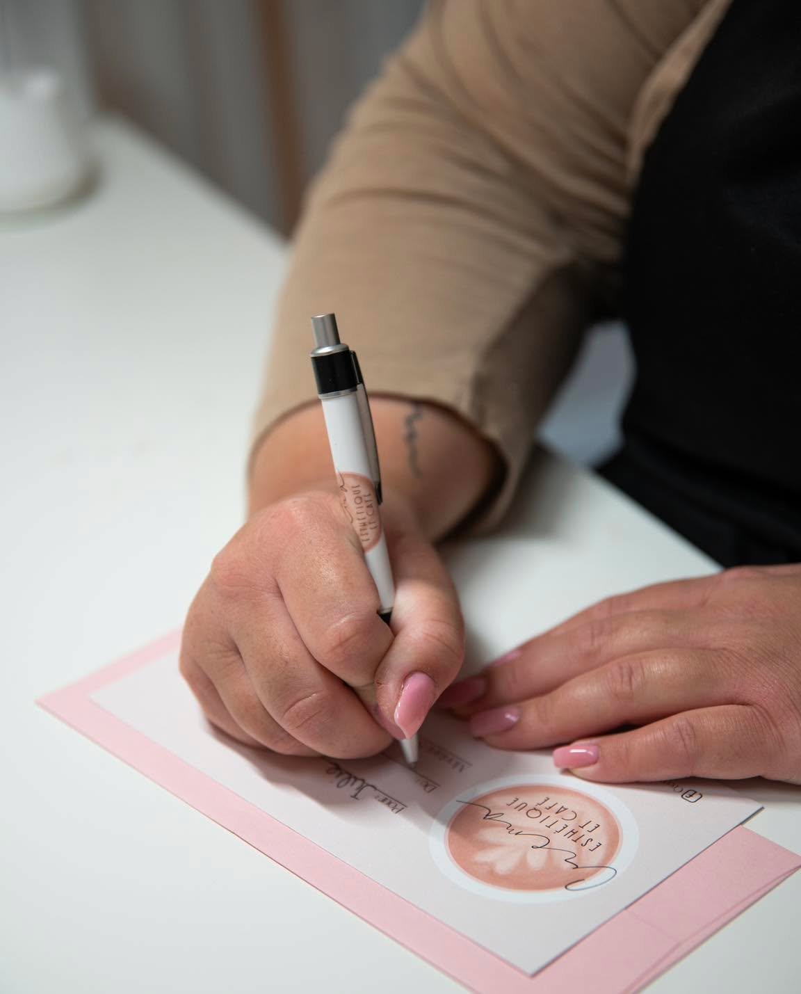 Offrez plus qu&rsquo;un cadeau&hellip; offrez une 𝐞𝐱𝐩𝐞́𝐫𝐢𝐞𝐧𝐜𝐞. Un moment beaut&eacute; et d&eacute;tente qui se savoure doucement. 🧖🏻&zwj;♀️✨

Les 𝐜𝐞𝐫𝐭𝐢𝐟𝐢𝐜𝐚𝐭𝐬-𝐜𝐚𝐝𝐞𝐚𝐮𝐱 𝘊𝘳𝘦𝘮𝘢 𝘌𝘴𝘵𝘩𝘦́𝘵𝘪𝘲𝘶𝘦 &amp; 𝘊𝘢𝘧𝘦́  son