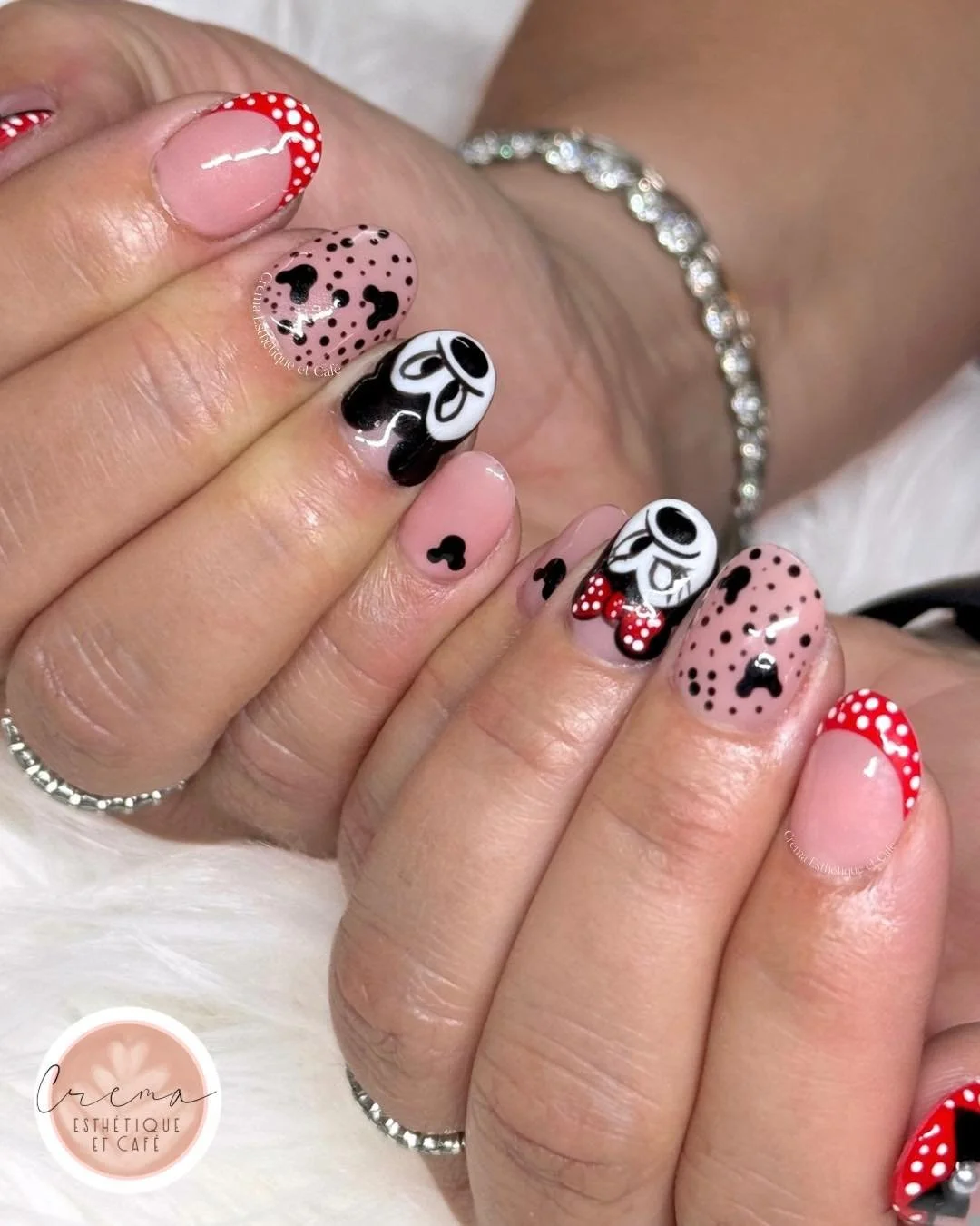 Une manucure 100 % &agrave; main lev&eacute;e, r&eacute;alis&eacute;e d&eacute;licatement au pinceau. ❤️✨

R&eacute;serve d&egrave;s maintenant : 
✨ En message priv&eacute; ici m&ecirc;me
✨ En t&eacute;l&eacute;phonant au (450) 750-8739

D&eacute;cou