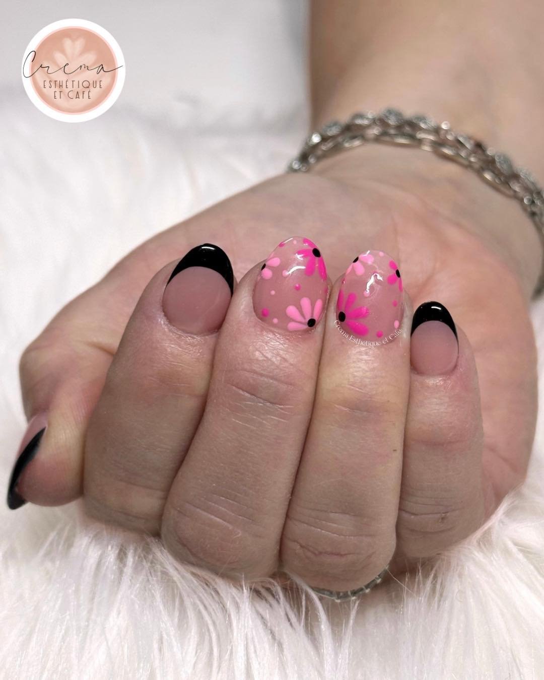 Envie d&rsquo;avoir de beaux ongles ? 👉🏻 R&eacute;serve d&egrave;s maintenant :
✨ En message priv&eacute; ici m&ecirc;me
✨ En t&eacute;l&eacute;phonant au (450) 750-8739

D&eacute;couvre la liste compl&egrave;te des soins juste ici :
www.cremaesthe