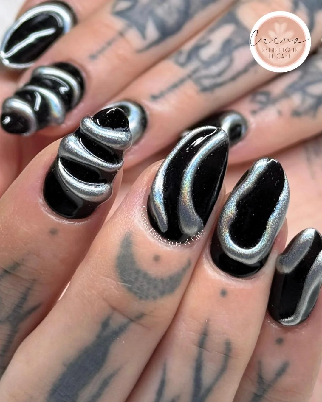 Audacieux. Chrom&eacute;. Assum&eacute;. 💅🖤

R&eacute;serve d&egrave;s maintenant :
✨ En message priv&eacute; ici m&ecirc;me
✨ En t&eacute;l&eacute;phonant au (450) 750-8739

D&eacute;couvre la liste compl&egrave;te des soins juste ici : www.cremae