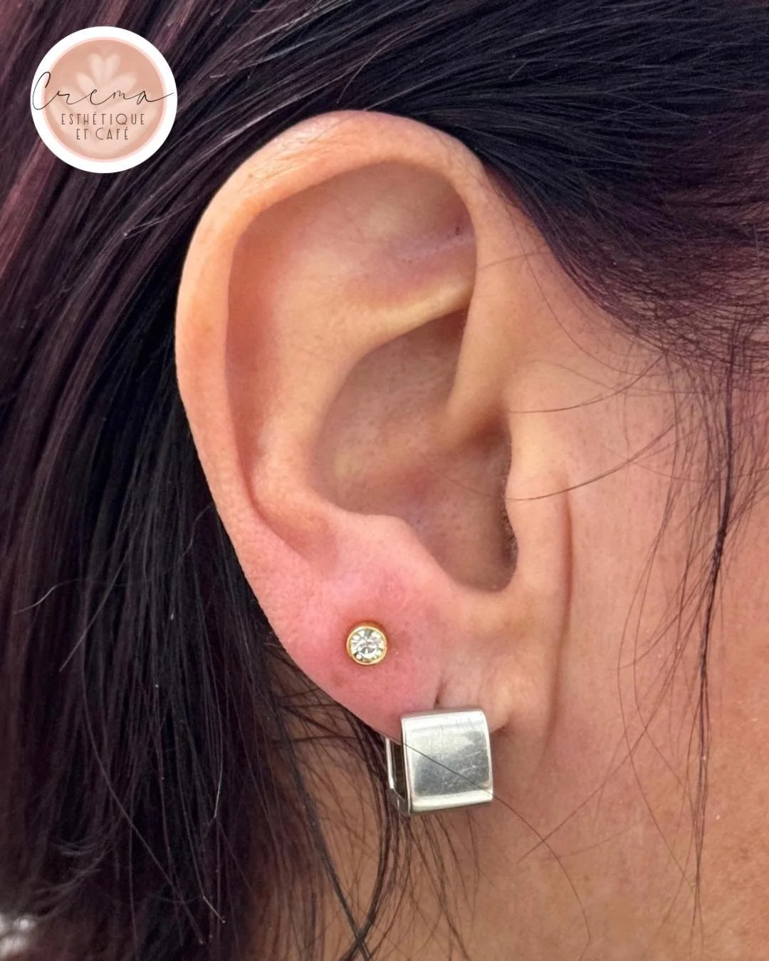 Hello 𝐝𝐞𝐮𝐱𝐢𝐞̀𝐦𝐞 𝐭𝐫𝐨𝐮 !👂🏻✨

Dipl&ocirc;m&eacute;e pour r&eacute;aliser des per&ccedil;ages d&rsquo;oreilles en toute s&eacute;curit&eacute;, j&rsquo;utilise du mat&eacute;riel st&eacute;rile pour un r&eacute;sultat rapide et confortable.