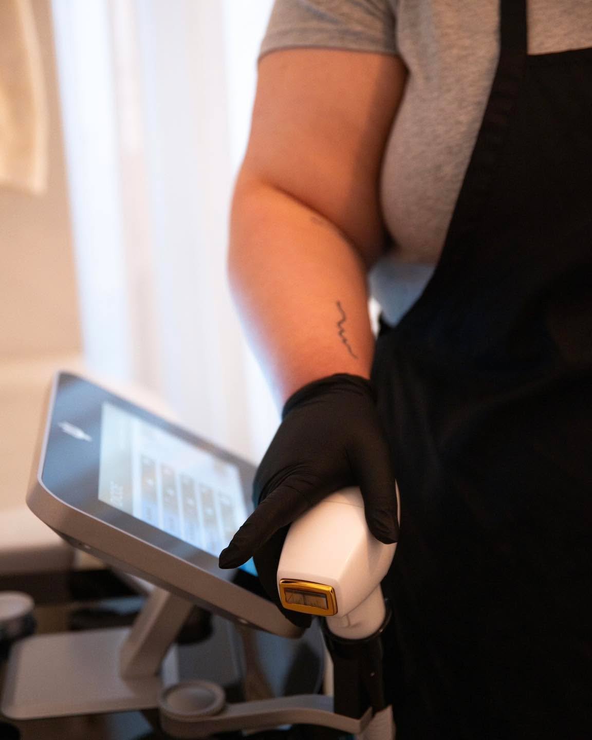 𝐀𝐝𝐢𝐞𝐮 𝐫𝐚𝐬𝐨𝐢𝐫. 𝐀𝐝𝐢𝐞𝐮 𝐜𝐢𝐫𝐞. 𝐀𝐝𝐢𝐞𝐮 𝐚𝐮𝐱 𝐩𝐨𝐢𝐥𝐬 𝐢𝐧𝐝𝐞́𝐬𝐢𝐫𝐚𝐛𝐥𝐞𝐬. 🤩

Combien de temps et d&rsquo;argent as-tu d&eacute;j&agrave; d&eacute;pens&eacute;s en rasage et en cire? 💸🕦

L&rsquo;𝐞́𝐩𝐢𝐥𝐚𝐭𝐢𝐨𝐧 𝐥𝐚?