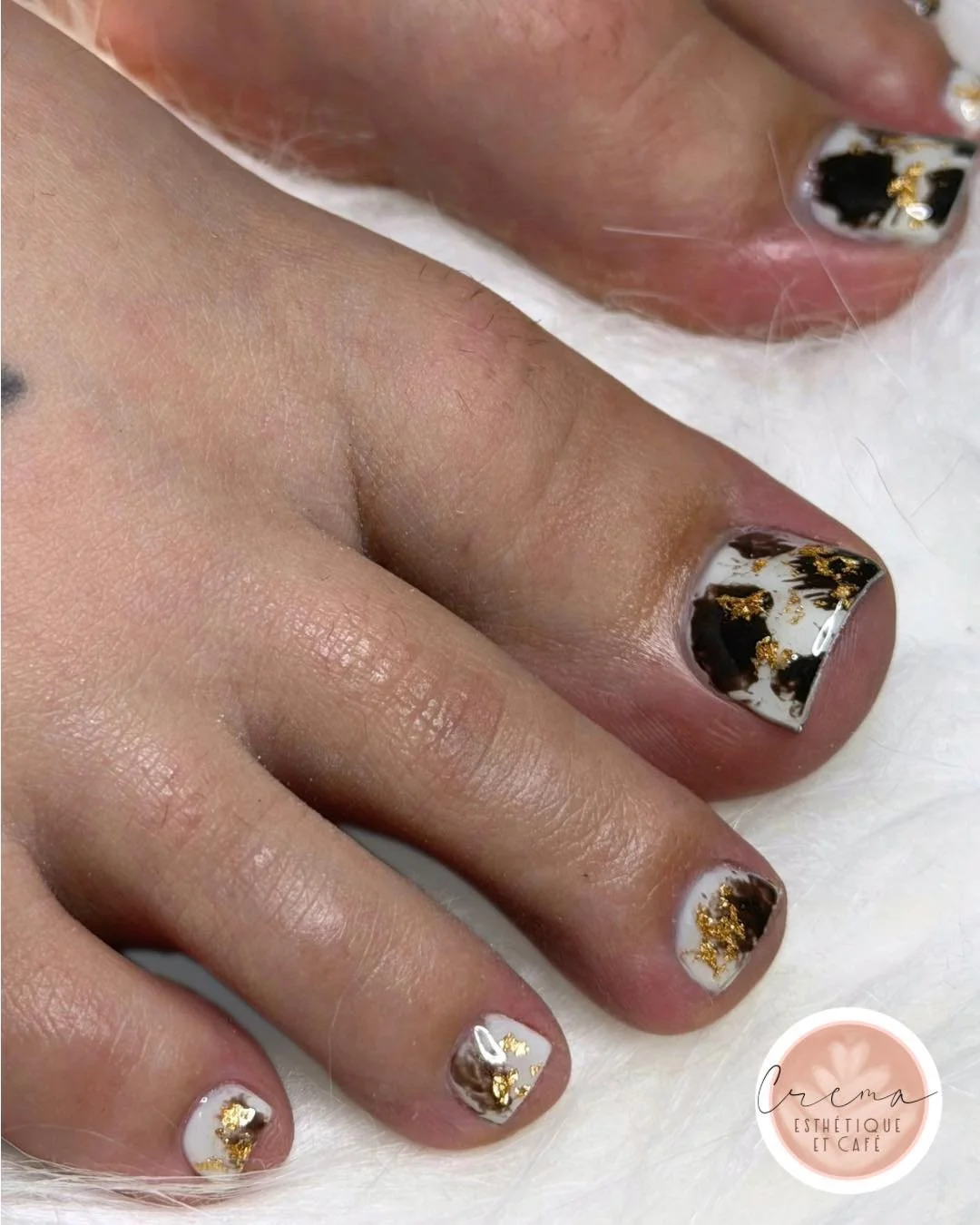 Design sur ongles de pieds, pour une p&eacute;dicure qui se d&eacute;marque. 🤩

R&eacute;serve d&egrave;s maintenant :
✨ En message priv&eacute; ici m&ecirc;me
✨ En t&eacute;l&eacute;phonant au (450) 750-8739

D&eacute;couvre la liste compl&egrave;t