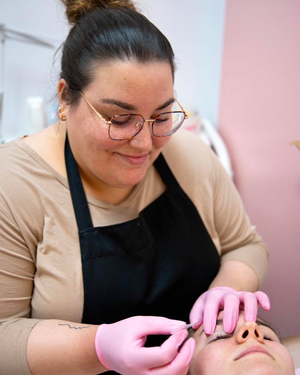 𝐋𝐞 𝐫𝐞𝐡𝐚𝐮𝐬𝐬𝐞𝐦𝐞𝐧𝐭 𝐝𝐞 𝐜𝐢𝐥𝐬 (𝐥𝐚𝐬𝐡𝐥𝐢𝐟𝐭) ✨

Un de mes soins pr&eacute;f&eacute;r&eacute;s &agrave; r&eacute;aliser ! 🤍 J&rsquo;adore voir la r&eacute;action de mes clientes quand elles d&eacute;couvrent leurs cils 𝐩𝐚𝐫𝐟𝐚𝐢?