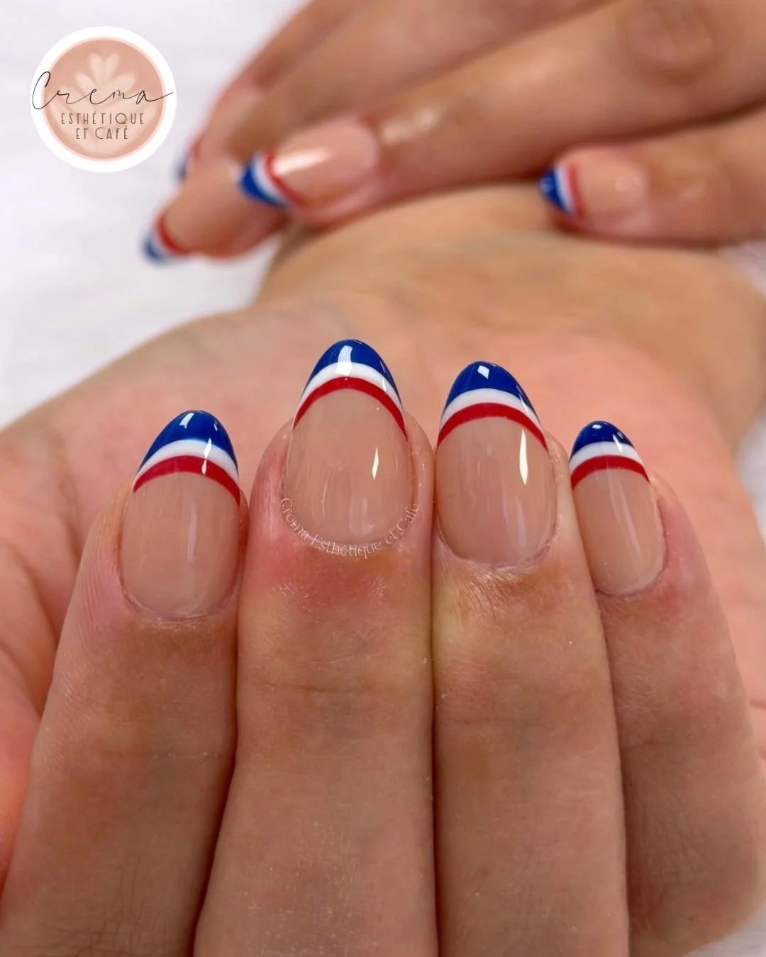 Une manucure digne d&rsquo;une vraie fan ! 💙🤍❤️

R&eacute;serve d&egrave;s maintenant : 
✨ En message priv&eacute; ici m&ecirc;me
✨ En t&eacute;l&eacute;phonant au (450) 750-8739

D&eacute;couvre la liste compl&egrave;te des soins juste ici : www.c