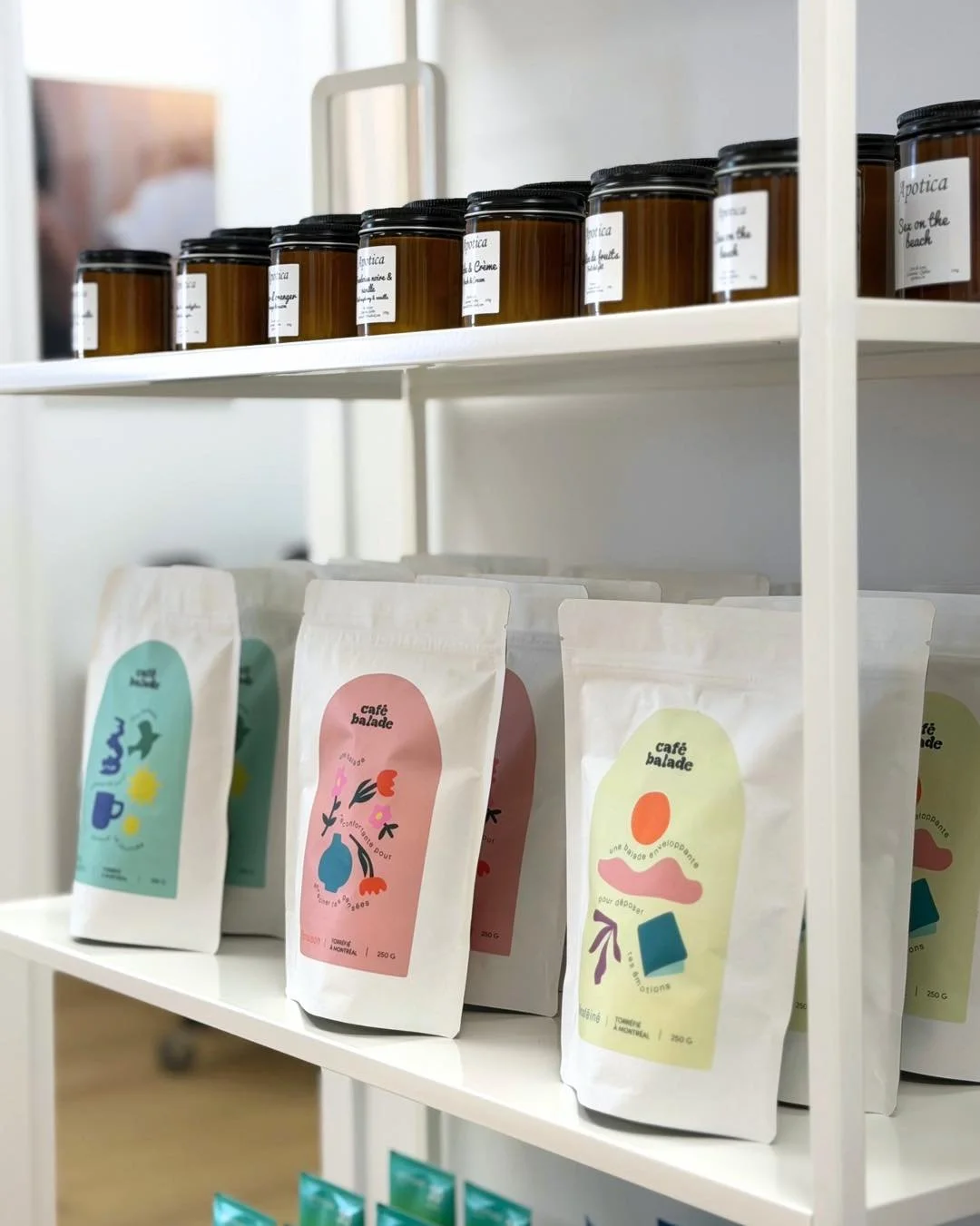 Chez 𝐂𝐫𝐞𝐦𝐚 𝐄𝐬𝐭𝐡𝐞́𝐭𝐢𝐪𝐮𝐞 &amp; 𝐂𝐚𝐟𝐞́, chaque d&eacute;tail a &eacute;t&eacute; choisi avec intention&hellip; m&ecirc;me ton caf&eacute;. ☕️🤍

𝐂𝐚𝐟𝐞́ 𝐁𝐚𝐥𝐚𝐝𝐞 est le caf&eacute; que j&rsquo;ai choisi exclusivement pour le salo