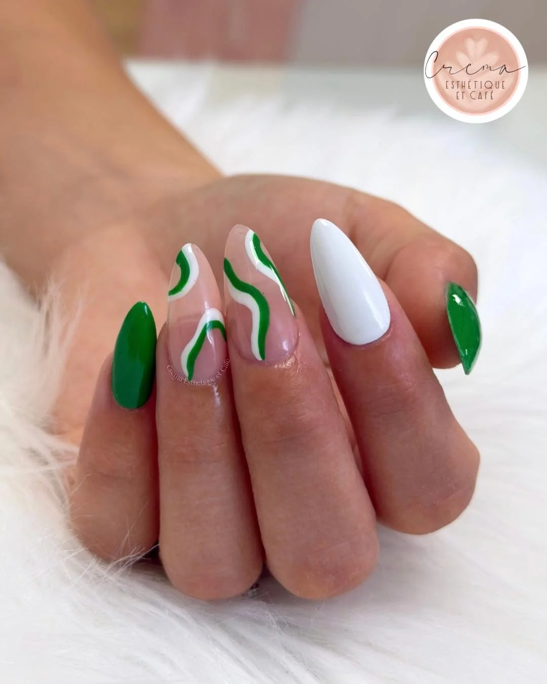 Les disponibilit&eacute;s s&rsquo;envolent rapidement ! Assure-toi d&rsquo;avoir des ongles impeccables en r&eacute;servant ton rendez-vous d&egrave;s aujourd&rsquo;hui. 💅✨

✨ En message priv&eacute; ici m&ecirc;me
✨ En t&eacute;l&eacute;phonant au 