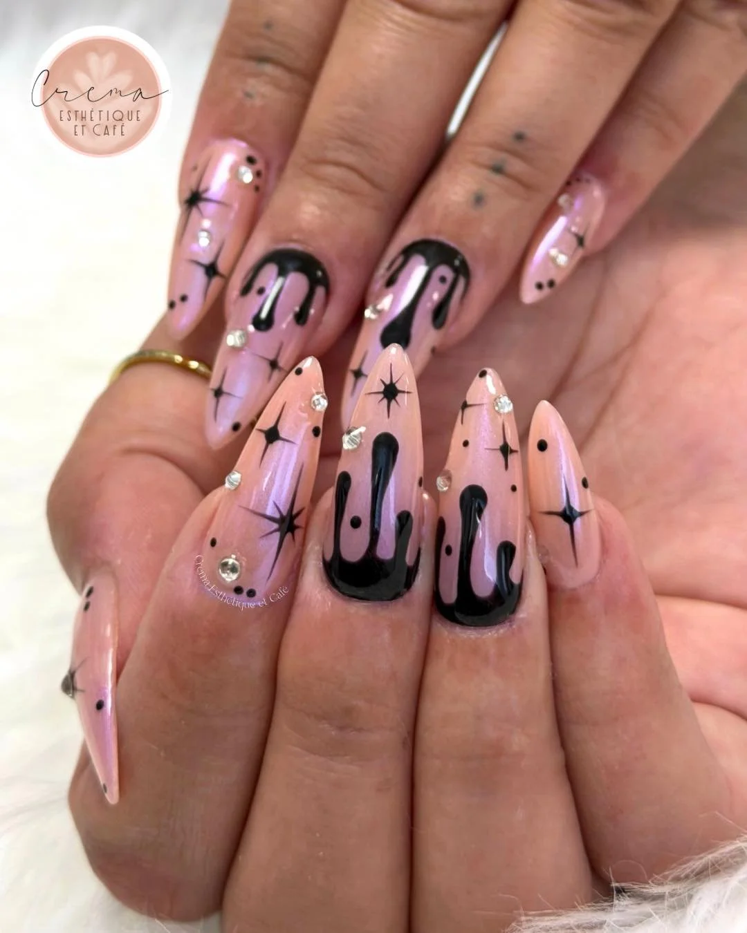 Plus qu&rsquo;une manucure : un moment de d&eacute;tente dans ton salon d&rsquo;esth&eacute;tique pr&eacute;f&eacute;r&eacute;. 💅☕️

R&eacute;serve d&egrave;s maintenant : 
✨ En message priv&eacute; ici m&ecirc;me
✨ En t&eacute;l&eacute;phonant au (