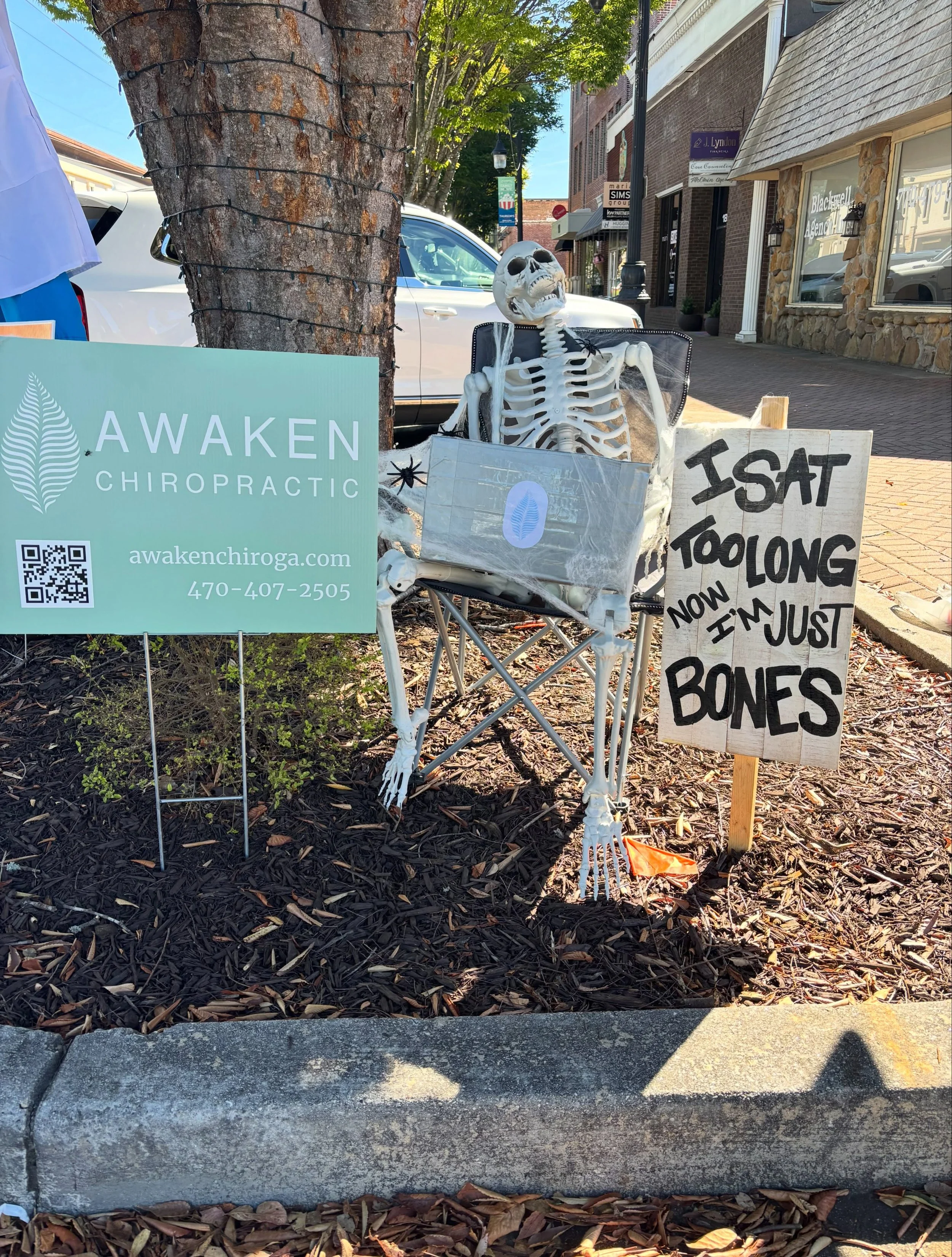 Have you seen our &ldquo;scarecrow&rdquo; in Downtown Canton?? 
When you see it take a pic with him and tag us!! 🤩

#downtowncantonga #cantonga #cherokeecountyga #cantonchiropractor