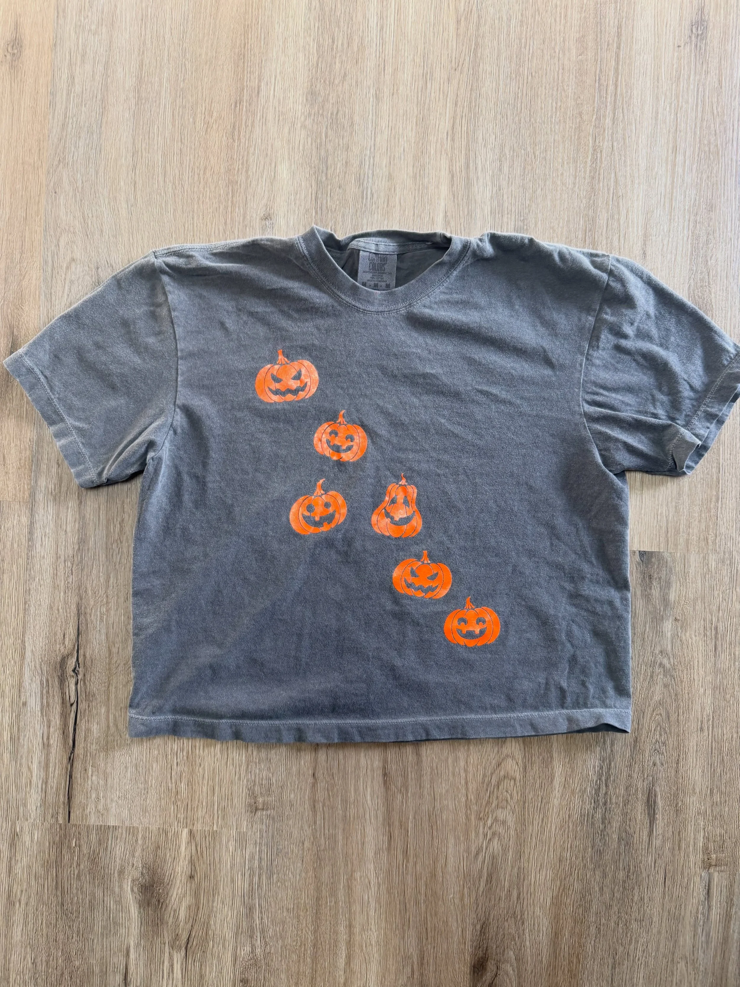🎃 A little spooky, a lot of cozy! 🧡 Our pumpkin print on a Comfort Colors tee is the perfect way to bring all the fall vibes to your wardrobe. 🍂👻

Soft, vintage-inspired, and made for pumpkin season! 🎃✨