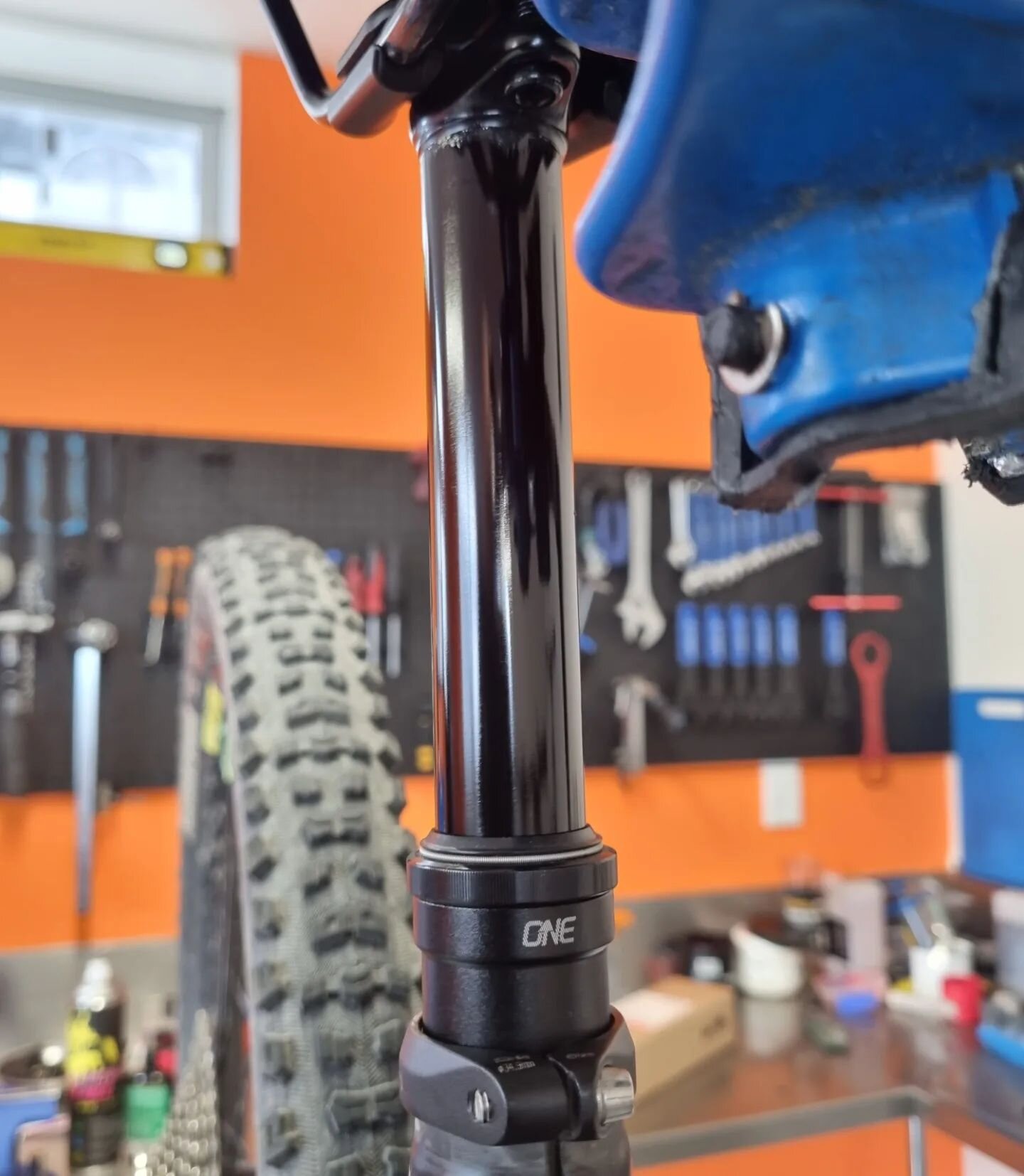 From Drop bars to dropper post 
We do it all at @nomadiccycles.
A few dropper post been fitted this afternoon. #dropperpost
#ksdropper #oneupcomponents #nomadiccycles #125mm #150mm #31.6mm #konabikes #scottbikes #