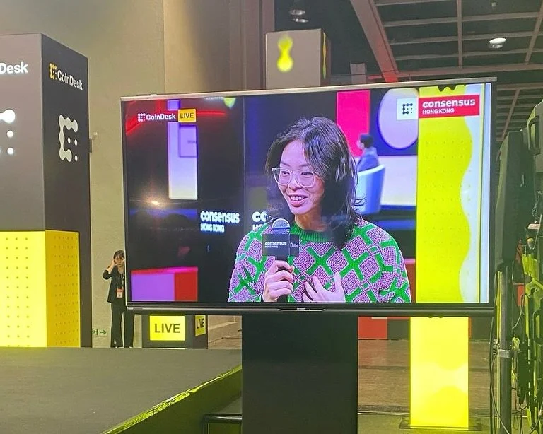 Live broadcast of Shavonne Wong during Consensus Hong Kong 2025, discussing her project “Meet Eva Here” and human-machine emotional dialogue.