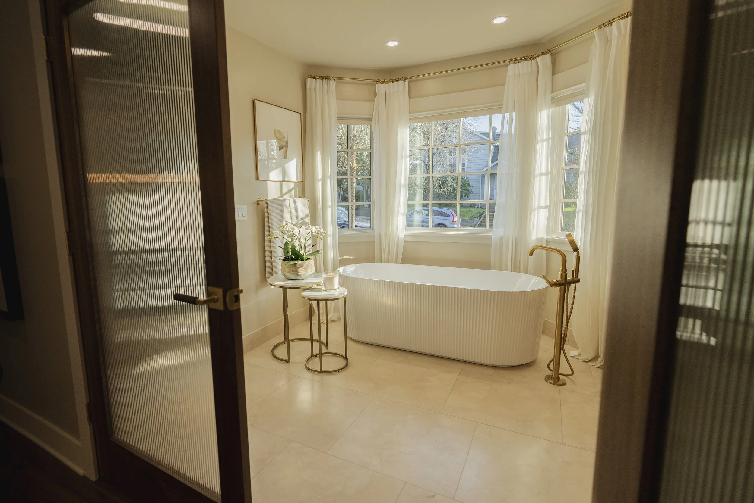 FLUTED SOAKING TUB WITH MOTORIZED SHADES