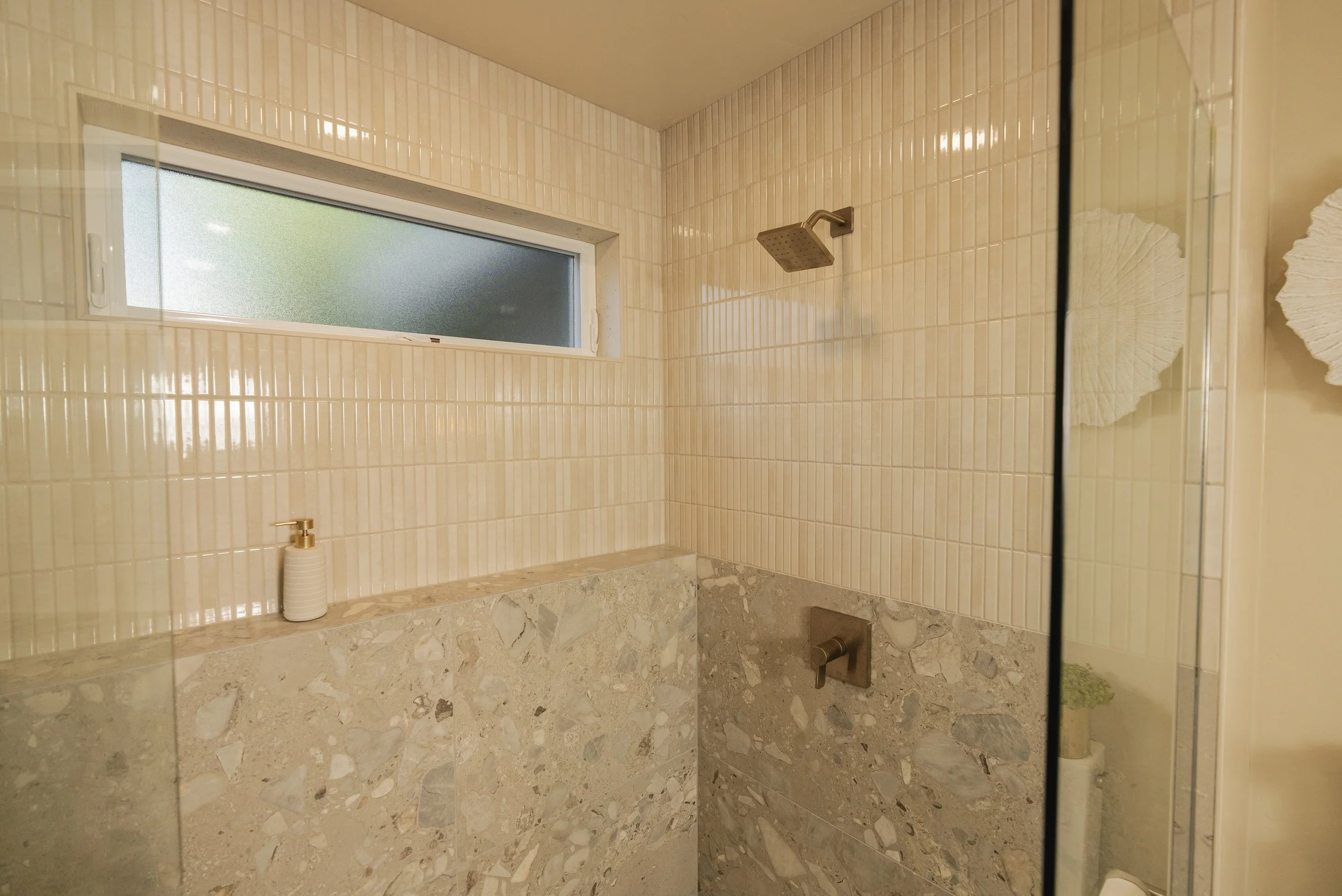 MODERN ORGANIC SHOWER WITH LEDGE DETAIL