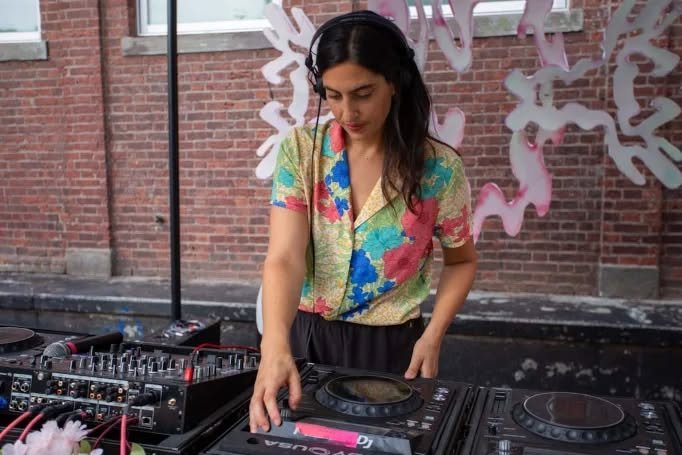 What a fun sunday at McCarran park! Played a brazilian vibes DJ set at the @mov.festival &amp; on the @karlalamusic sound system 🔊🔊🔊 (after setting it up with the @se_dj_school workshop crew). I love brooklyn.

📸 @paulofarii &amp; @ji4n8o