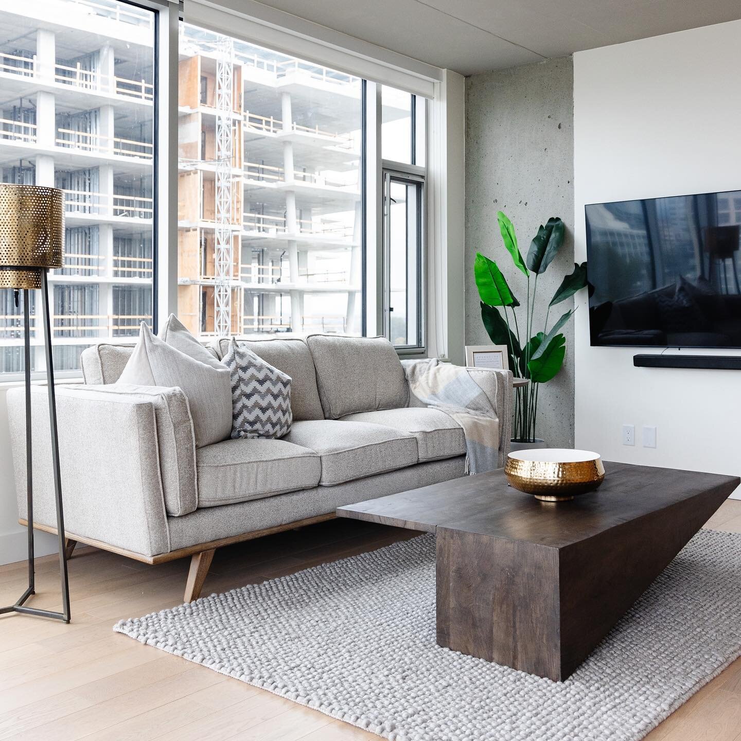 When designing Vacation Rentals, simplicity in furniture is the key - at Avenue One we love a modern minimalist approach, here is a one bedroom condo that we furnished for our clients Vacation Rental at the @989victoria.

At Avenue One we have experi