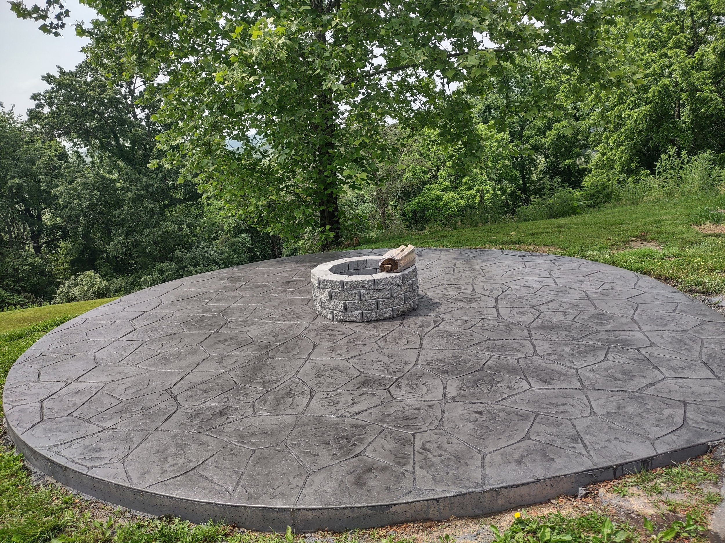 Flagstone circle patio.jpg