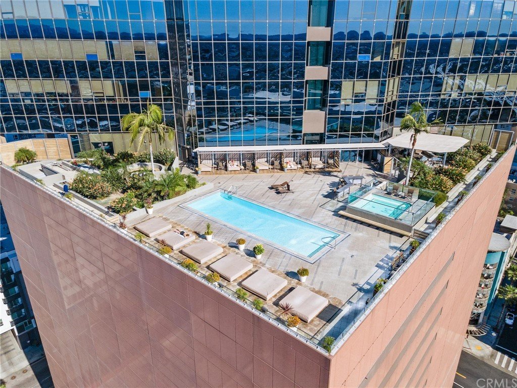 1100 Whilshire Pool 2.jpeg