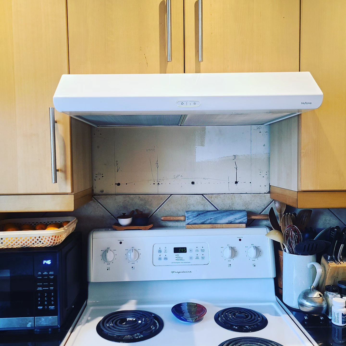 Need your hood fan replaced?  Give us a call.  Just finished getting this done last month, Sorry for the late post! Hope your tenants liked it @artisanal_arsonist

#2gmechqnical #trades  #womenintrades #hoodfan #exhaust #renovation #hvac #reno