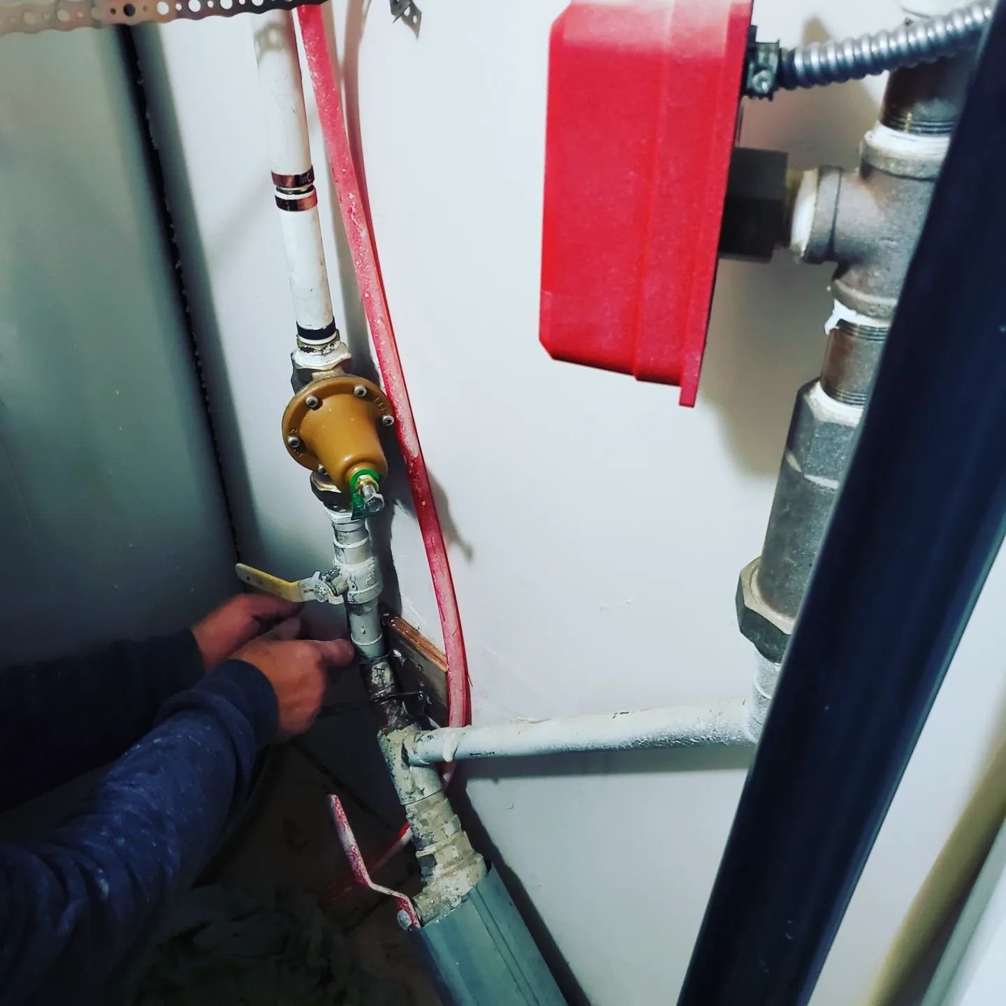 New PRV install today.  Working with the old man. #plumbing #prv #installs #mechanical #2g