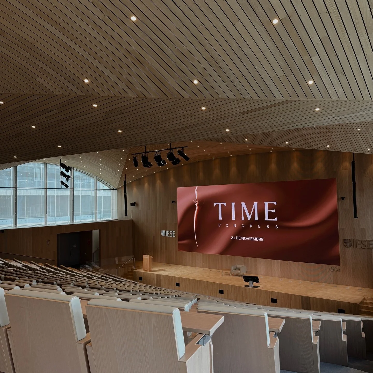 24 horas intensas de formaci&oacute;n 

1. He estado en Madrid en el @timecongress que ha impulsado una compa&ntilde;era @dr.carlabarber gracias a la invitaci&oacute;n de @fillmed_spain 

2. Aprovechando el AVE para repasar clases del Master de longe