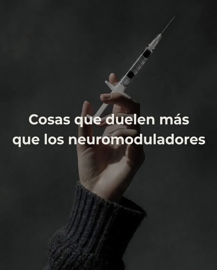 Le hemos puesto un toque de humor 😌 porque s&iacute;&hellip; hay muchas cosas en esta vida que duelen m&aacute;s que los neuromoduladores.

Y adem&aacute;s de ser un tratamiento pr&aacute;cticamente indoloro, ayuda a suavizar l&iacute;neas de expres