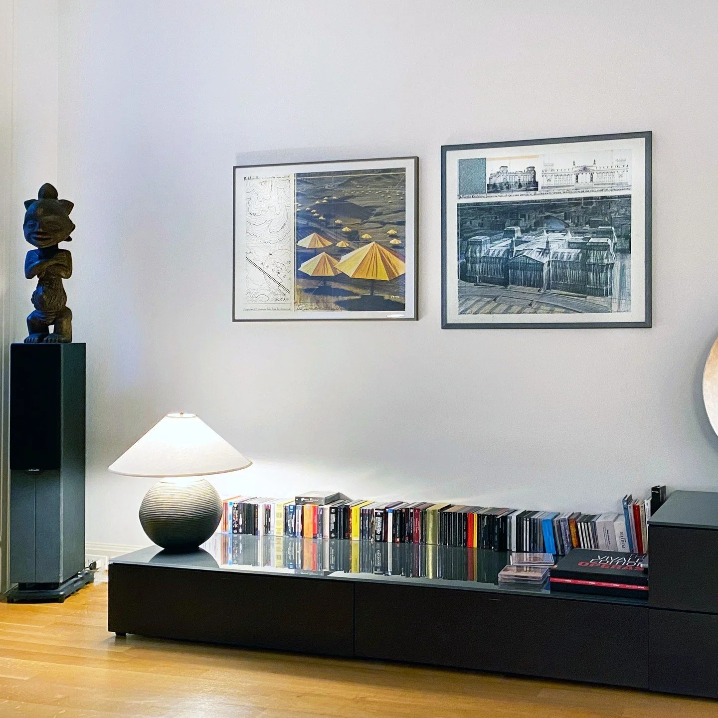 Christo Vladimirov Javacheff (1935&ndash;2020) and Jeanne-Claude Denat de Guillebon (1935&ndash;2009)

#christoandjeanneclaude #christo #sitespecific #sitespecificart #wrapped #nycinteriors #apartmentdecor #apartmentliving #danishdesign 

Private col