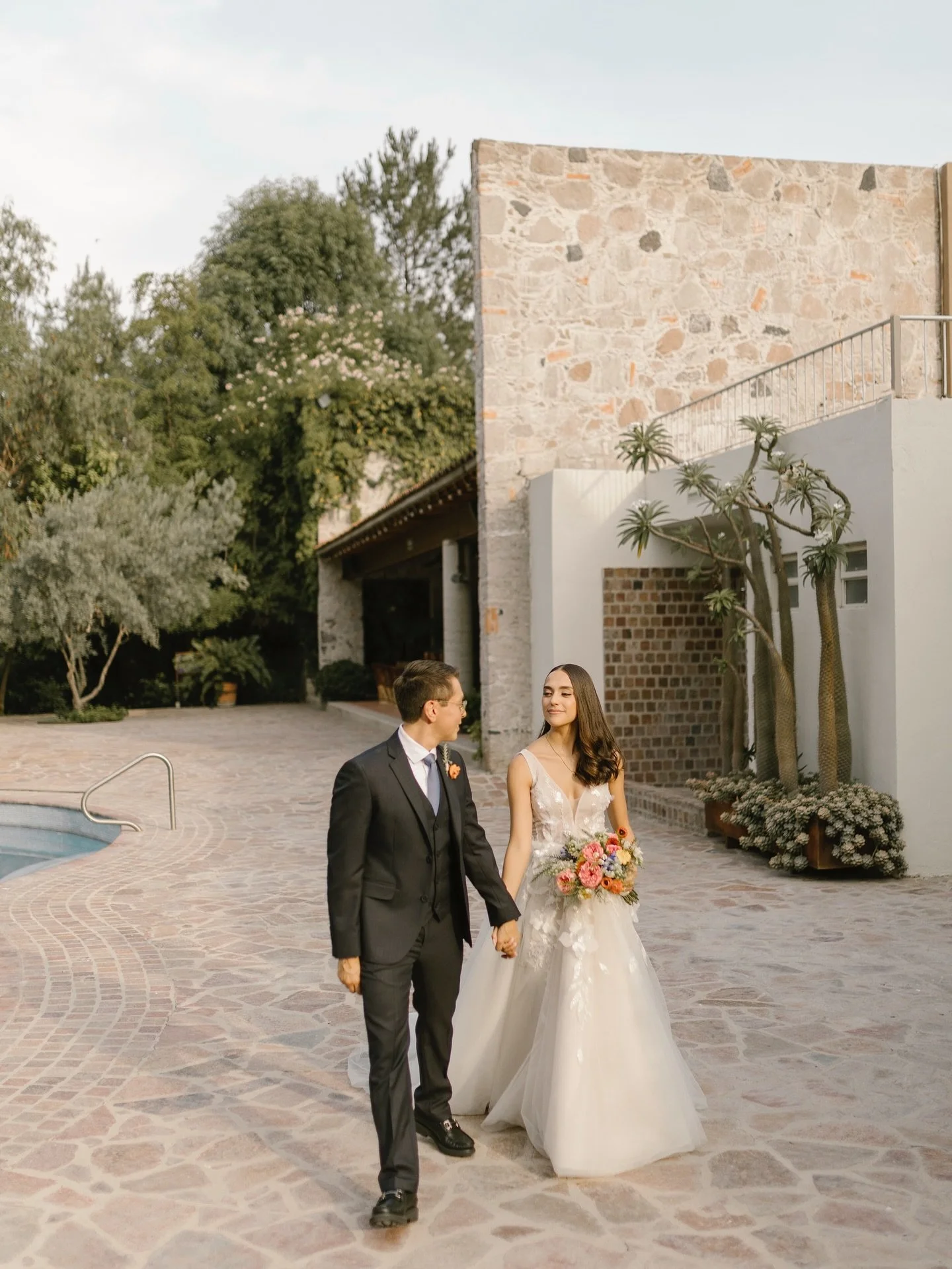 Pau y Diego, una pareja maravillosa que me permiti&oacute; ser, y que eligi&oacute; dejarse guiar por mi visi&oacute;n. ✨

Corrieron entre las uvas con alegr&iacute;a, y su ceremonia fue un retrato solemne, lleno de palabras que se quedar&aacute;n fl