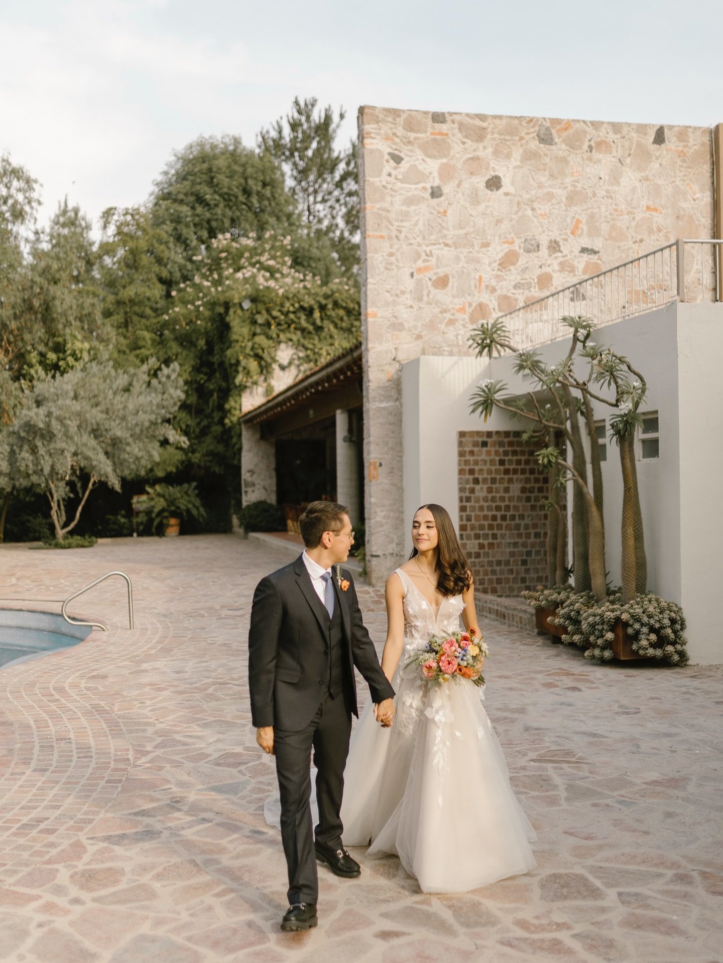 Pau y Diego, una pareja maravillosa que me permiti&oacute; ser, y que eligi&oacute; dejarse guiar por mi visi&oacute;n. ✨

Corrieron entre las uvas con alegr&iacute;a, y su ceremonia fue un retrato solemne, lleno de palabras que se quedar&aacute;n fl
