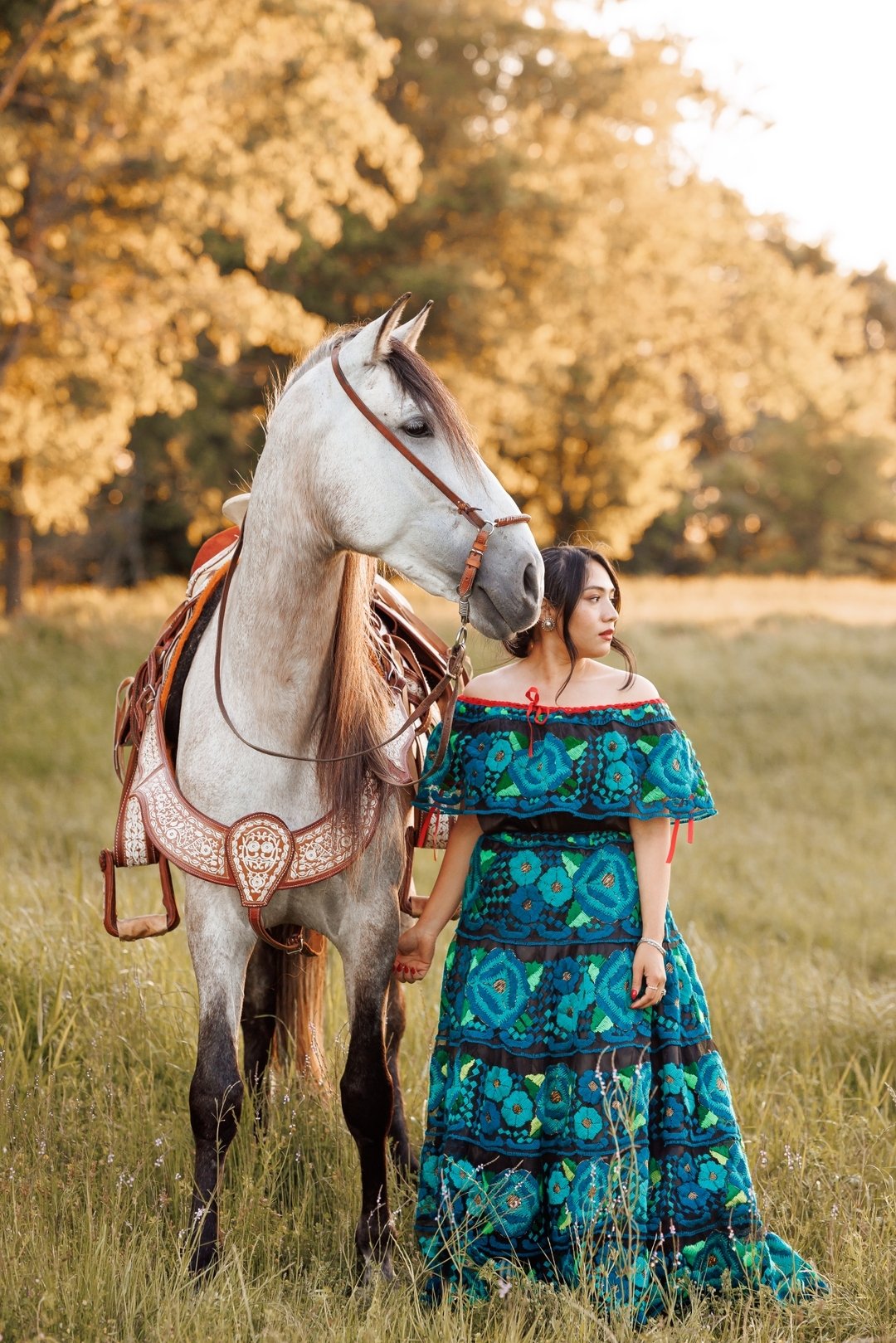 It's her royal highness, @elizabethescamillaa and her handsome prince.

--Elizabeth Gallegos and El Gal&aacute;n photographed in Royce City, Texas 

#dallasequestrian #dfwequestrian#equestrianphotographer #equestrianphotography #horsephotographer #da