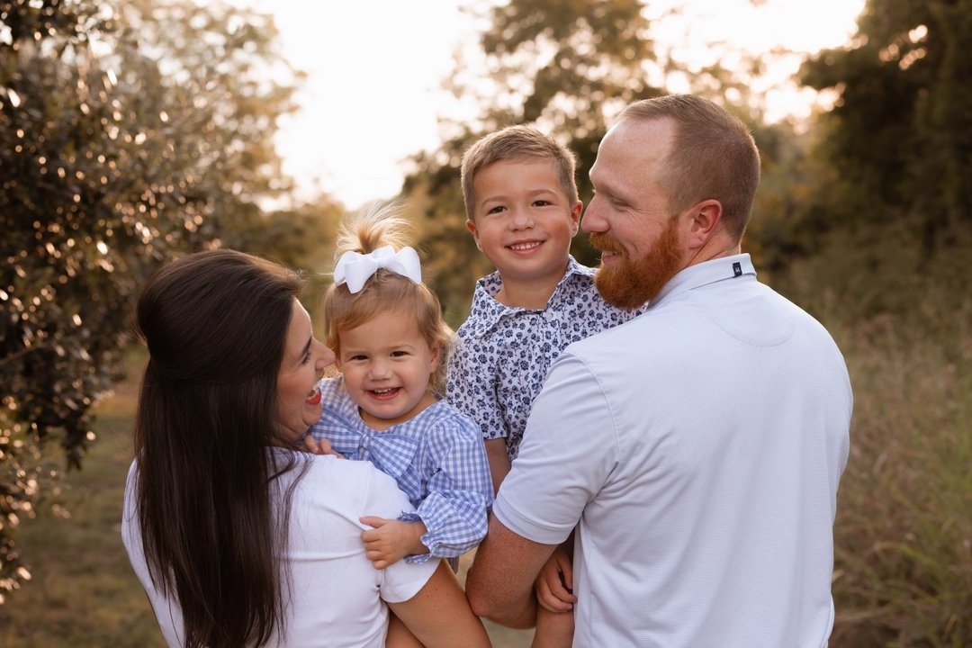 On small business Saturday, I'd like to say THANK YOU to all of my clients. I love getting to know all of you, bribing the kids with lolipops, learning about your own small businesses, and petting all of the pretty ponies. 

#familyminisessiondfw #fa