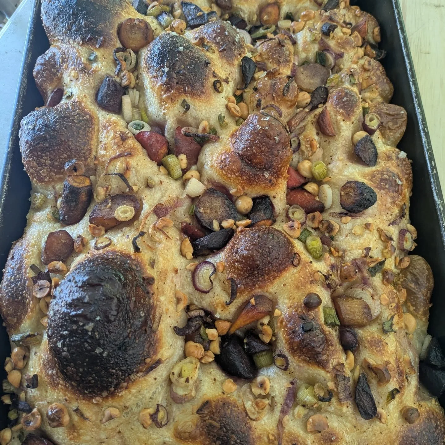 Locally sourced Focaccia of the week! Spiced and roasted multi color carrots with spring onions, Aleppo Chile and hazelnuts. Veg from Threeway Farms (Warsaw VA). 

Head over to Rosslyn @freshfarmva today 2pm-6pm. 1800 N Lynn Street.