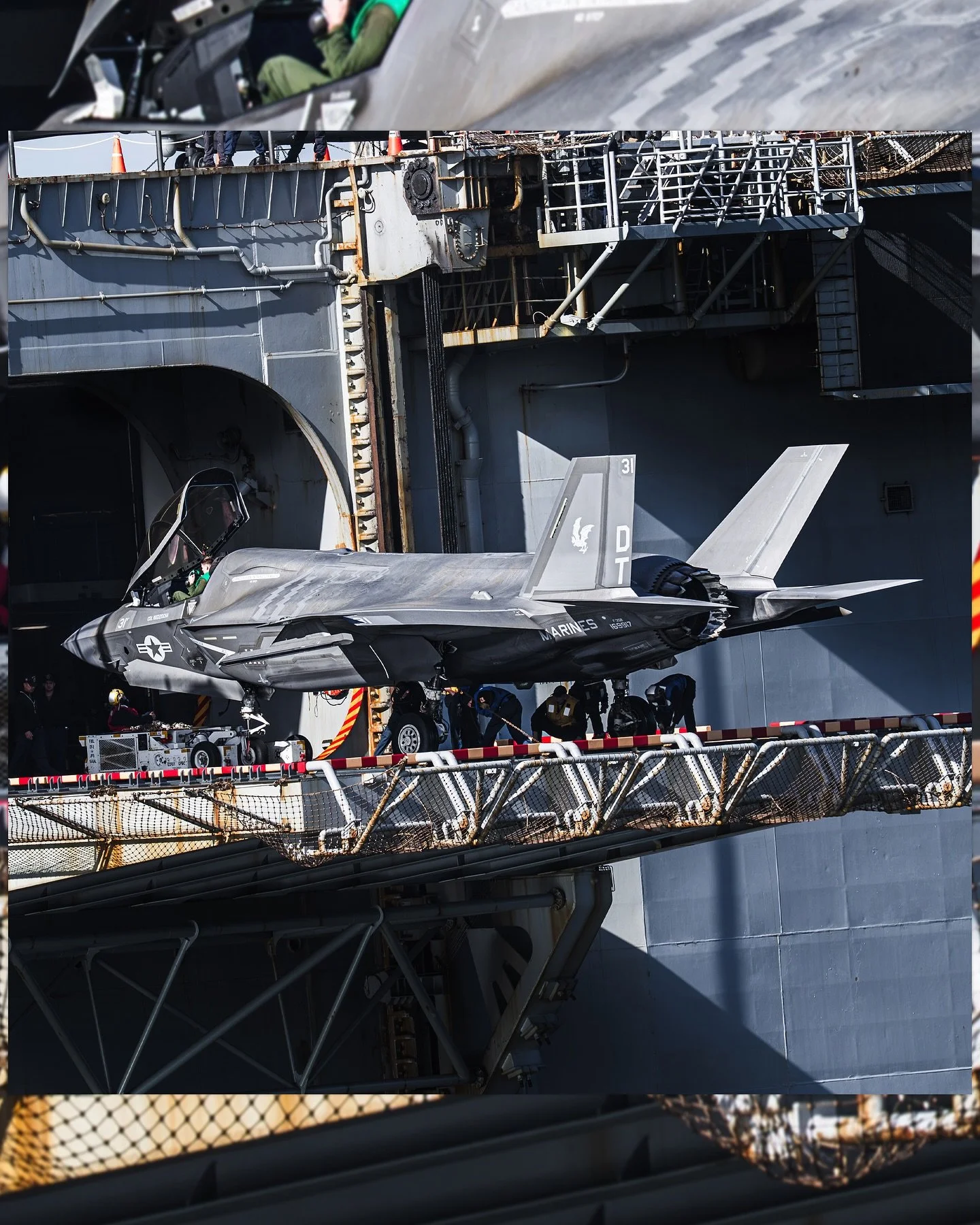 BELLO VEL PACE PARATUS
———————————————————
USS America (LHA-6) docking at HMAS Kuttabul carrying a powerful batch of aircraft includin