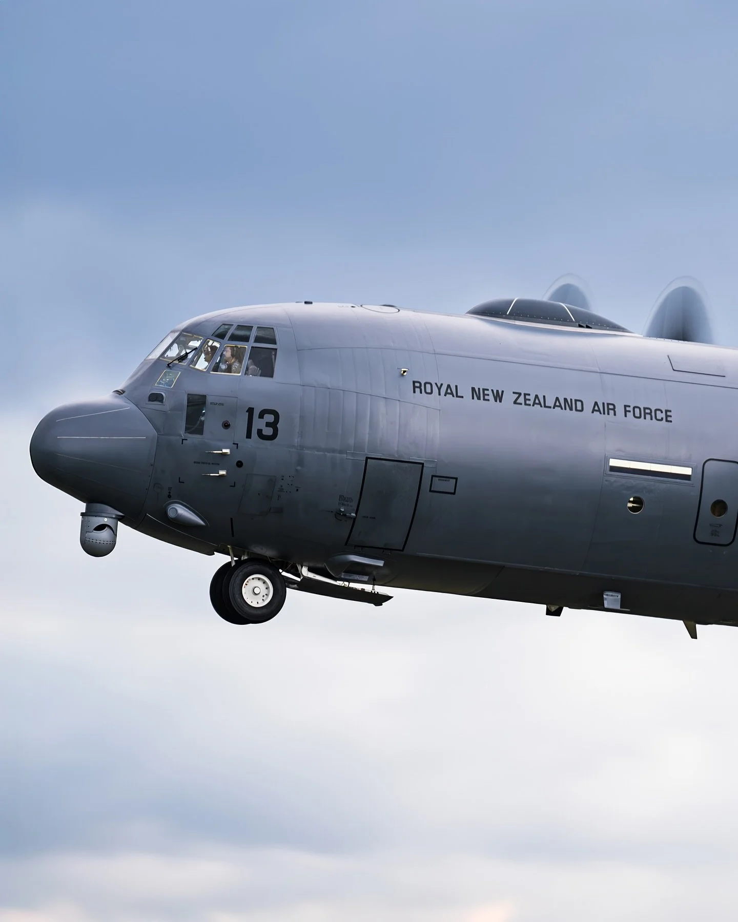 Kiwi Hog’
——————————————————
A @nzdefenceforce C130J-30 Super Hercules operating as “KIWI04” roaming around RAAF base Rich