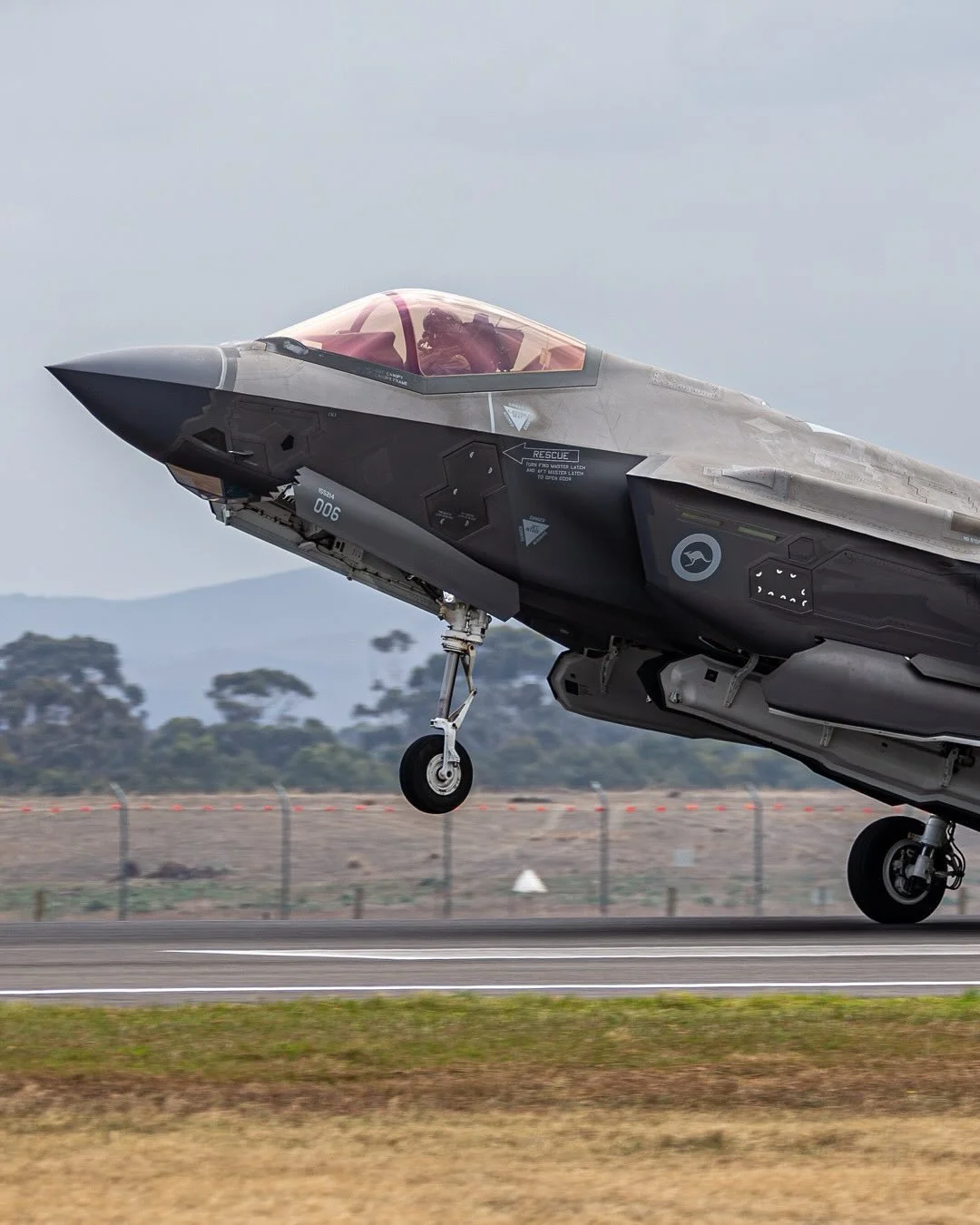 “Touching down in style”
Shot by @caelanmphotography 
Edited by @wingview_spots 
#AviationLovers #PlaneSpotting #JetLife #Aircraft #AviationPhotography #AviationDaily #FlyHigh #F35 #F35LightningII #StealthFighter #FighterJet #MilitaryAi